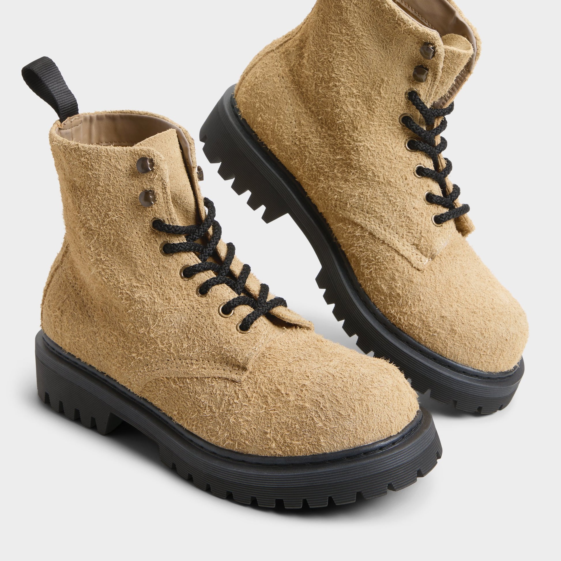 Highlighted view of a pair of Sand Doublezero Combat boots