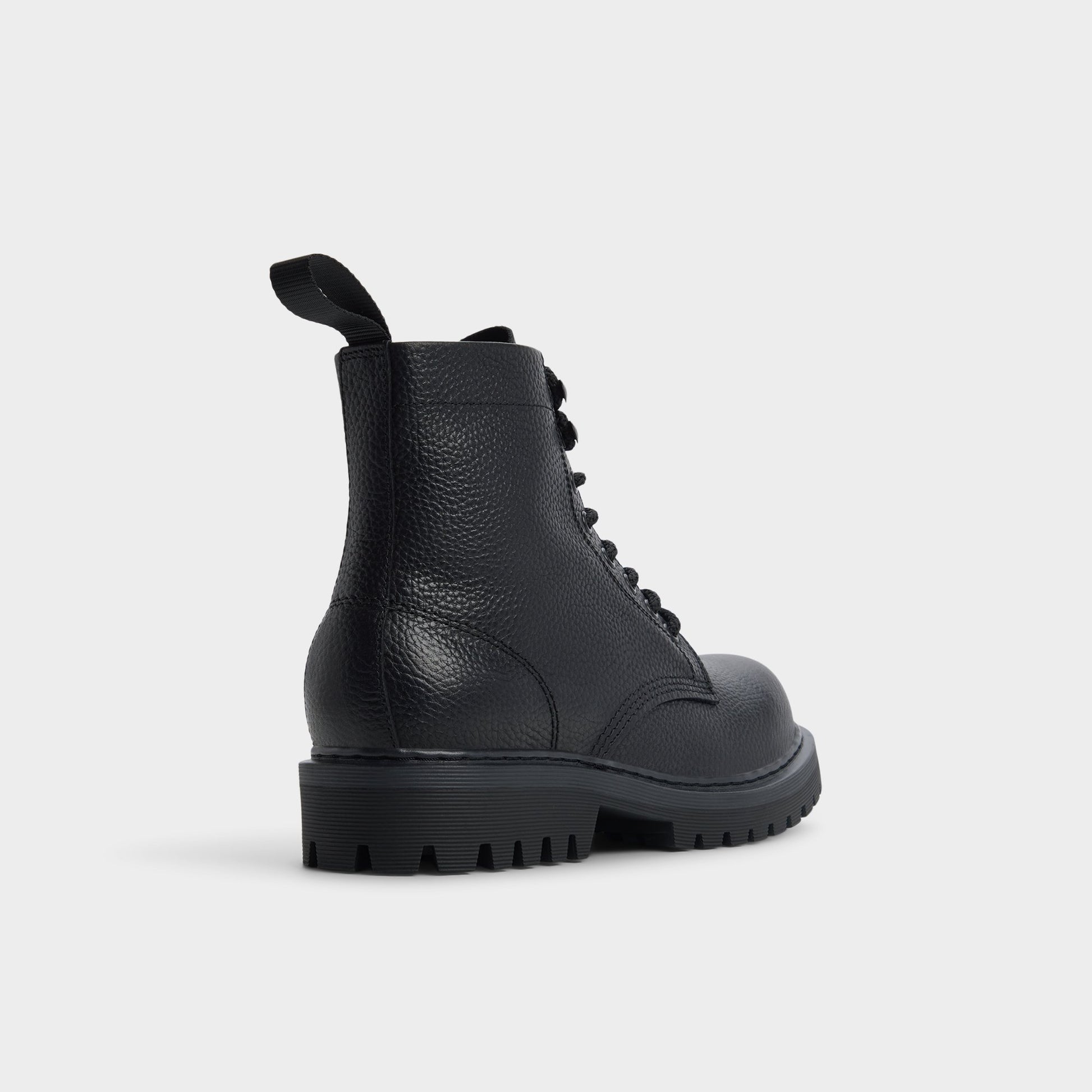 Angle de trois quarts de l'arrière de Autre Noir Doublezero Botte lacée