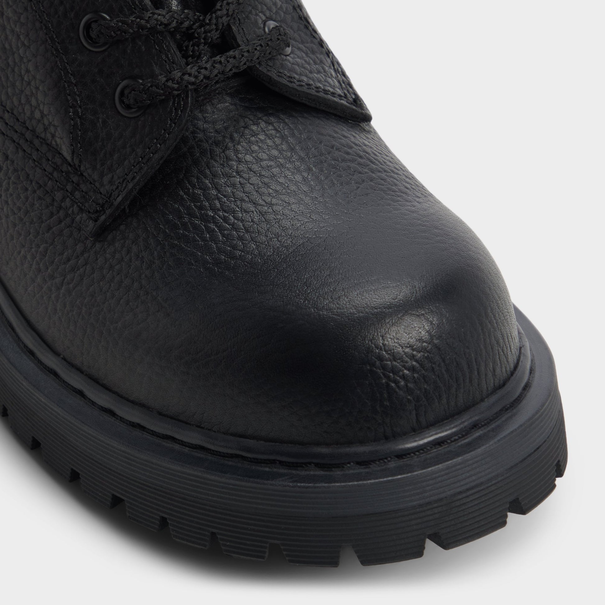 Gros plan de la Autre Noir Doublezero Botte lacée