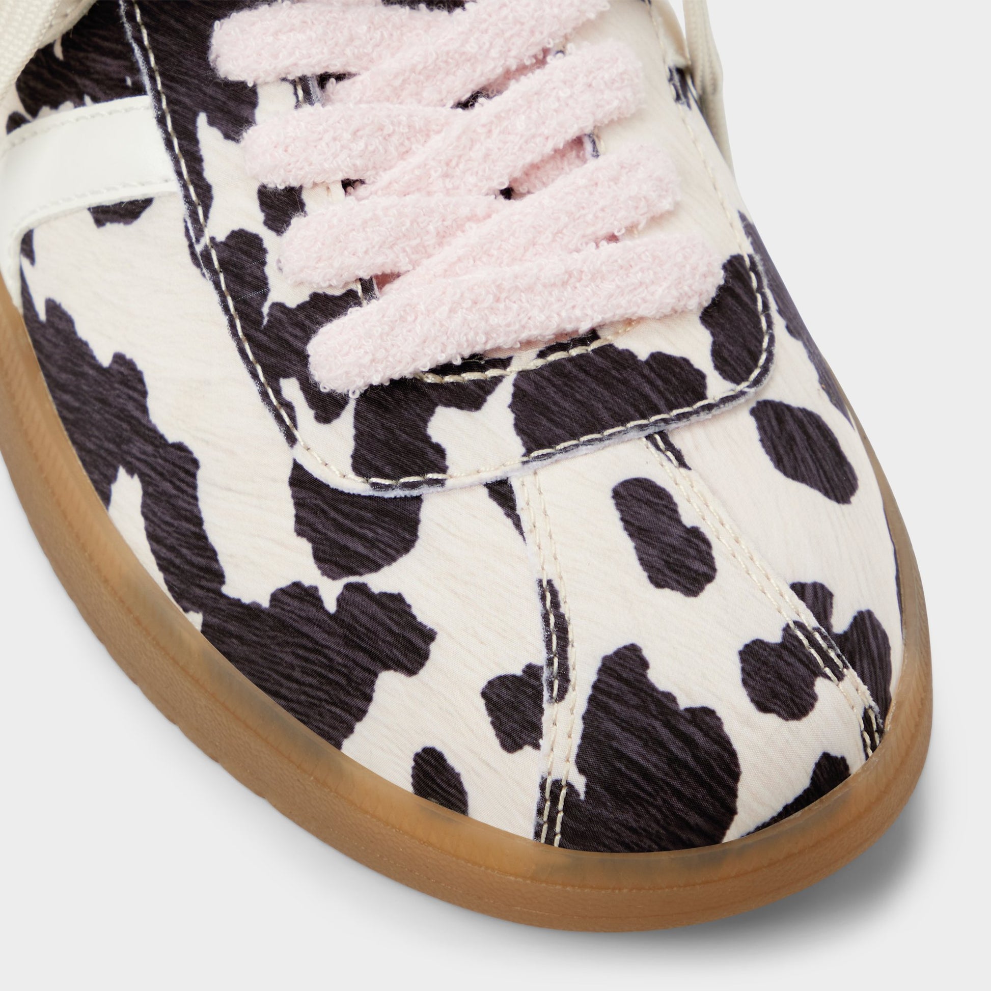 Close-up of the White/black Itsneaker Sneaker
