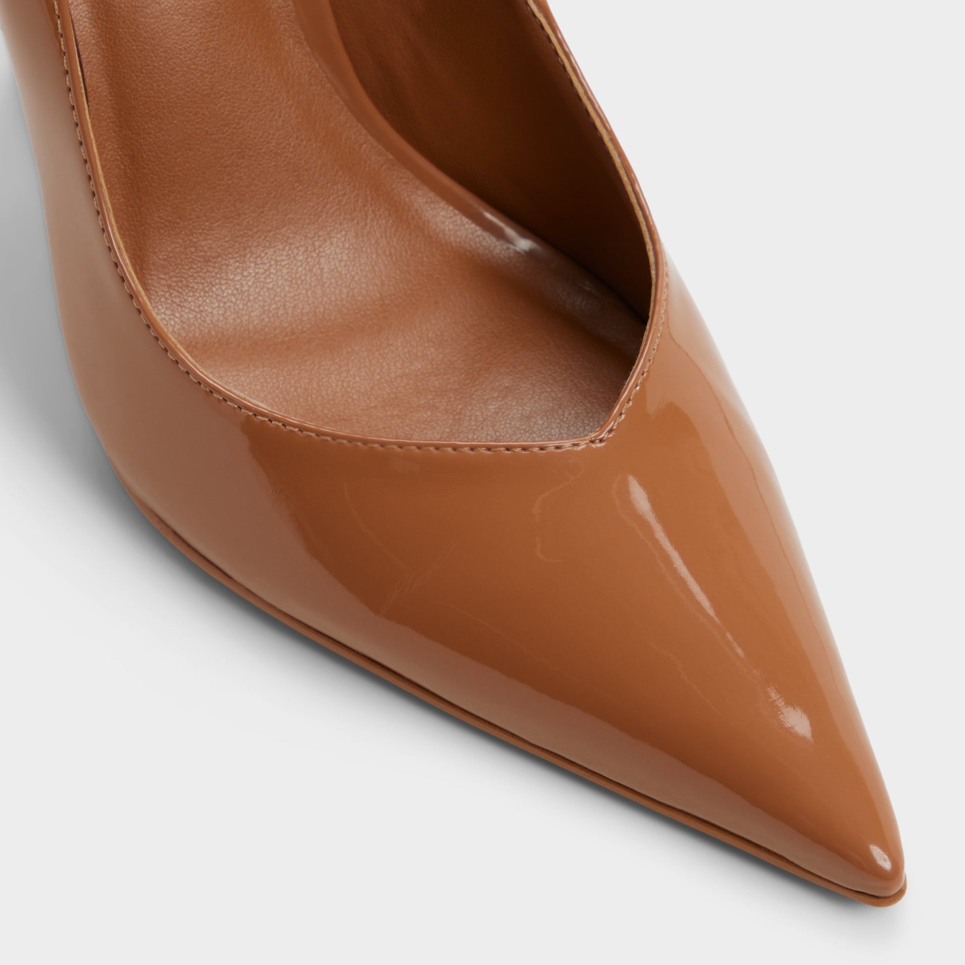 Close-up of the Medium brown Emelie Pump