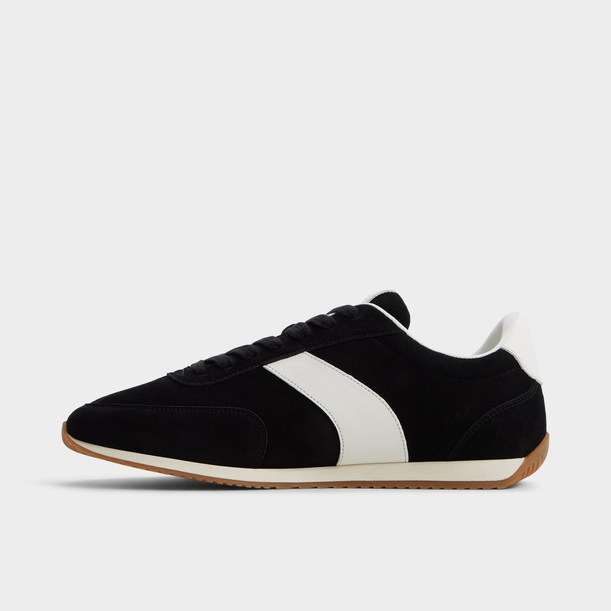 Side view of Black Nathaniell Low top sneaker