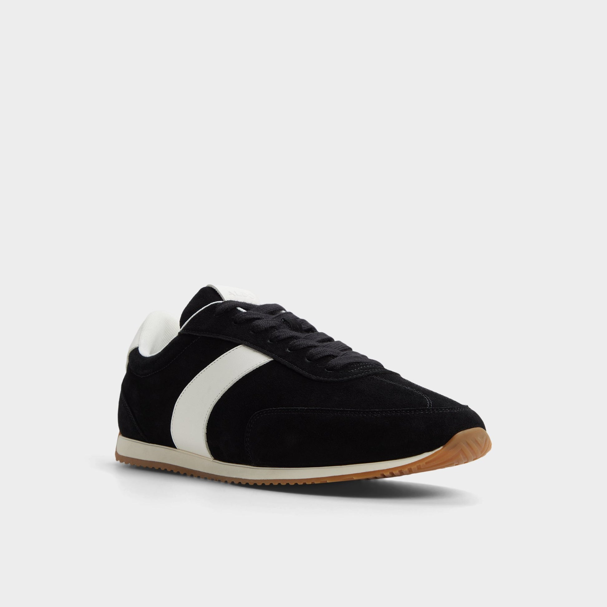 Three-quarter angle of Black Nathaniell Low top sneaker's front side