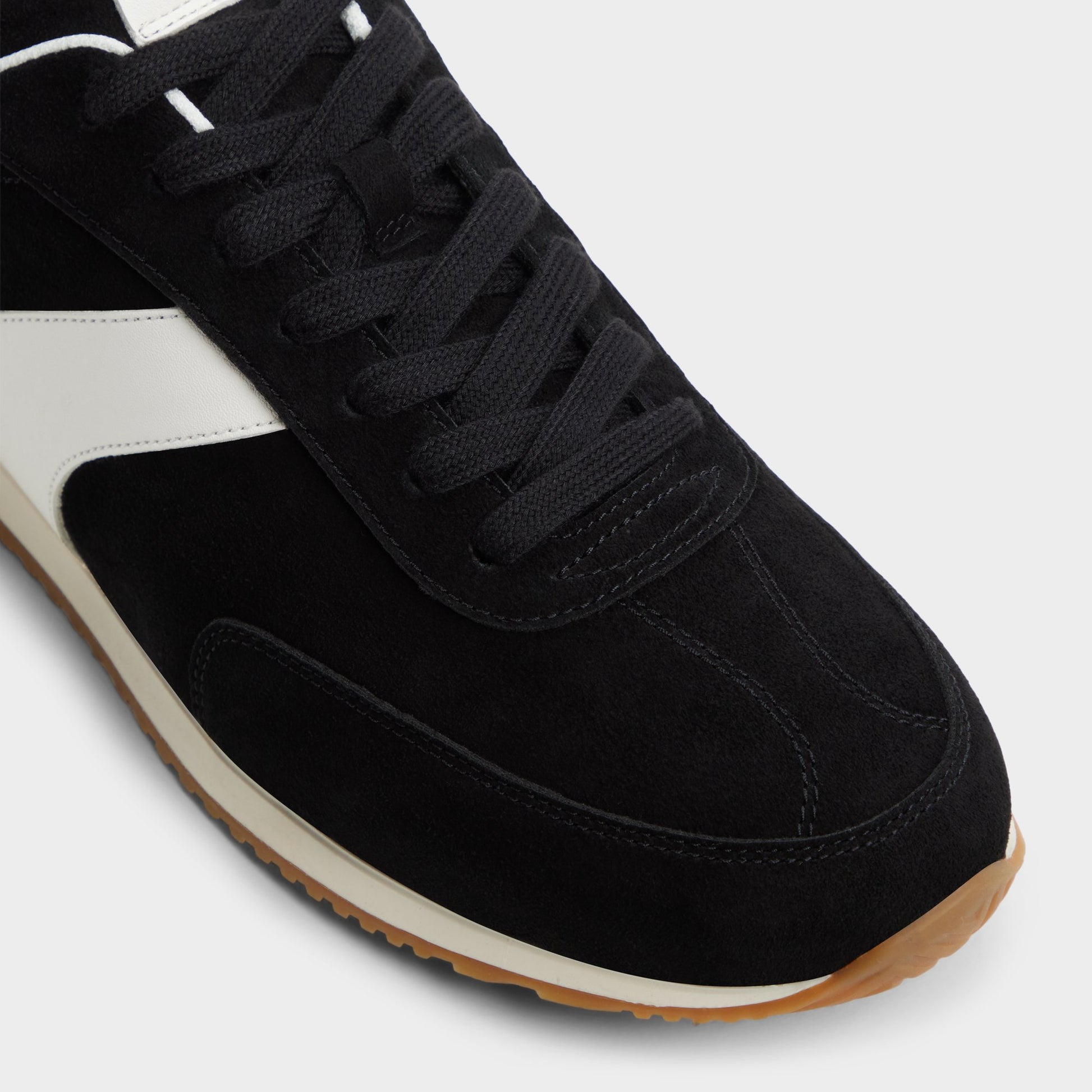 Close-up of the Black Nathaniell Low top sneaker