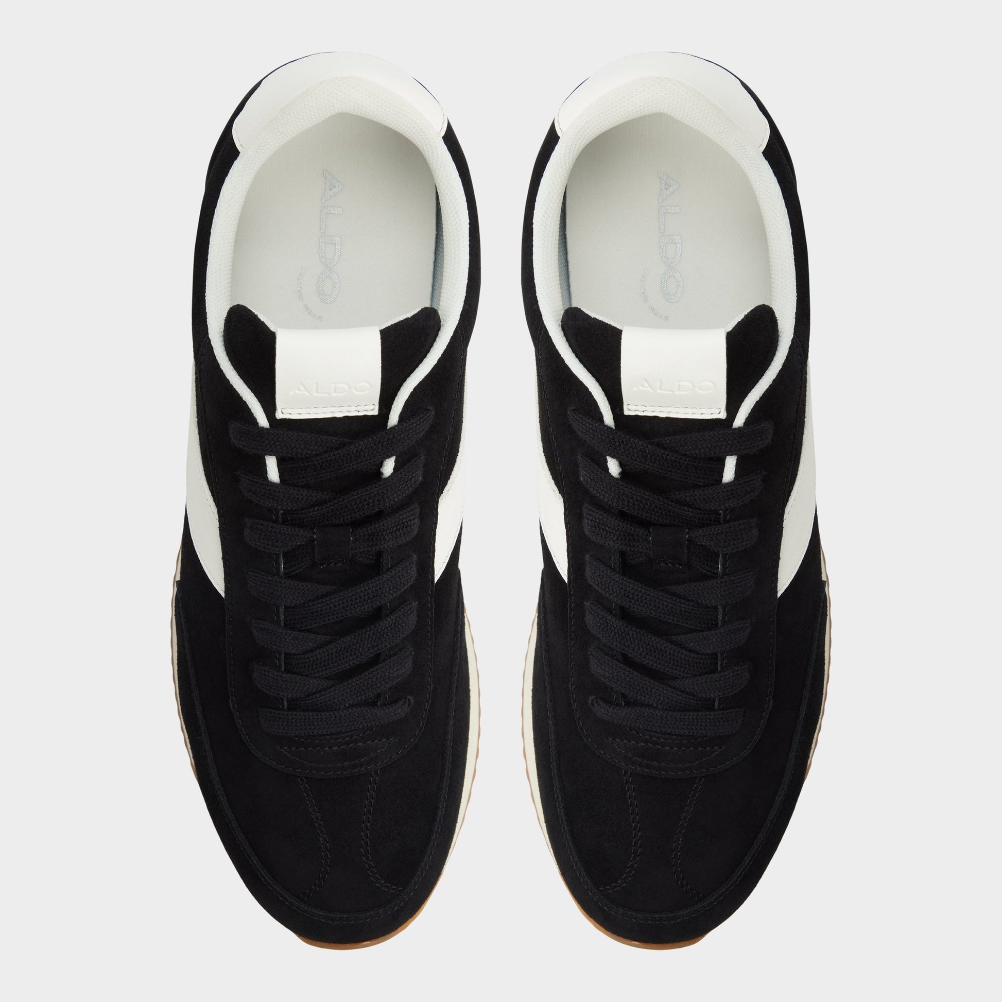Top-down view of the Black Nathaniell Low top sneaker