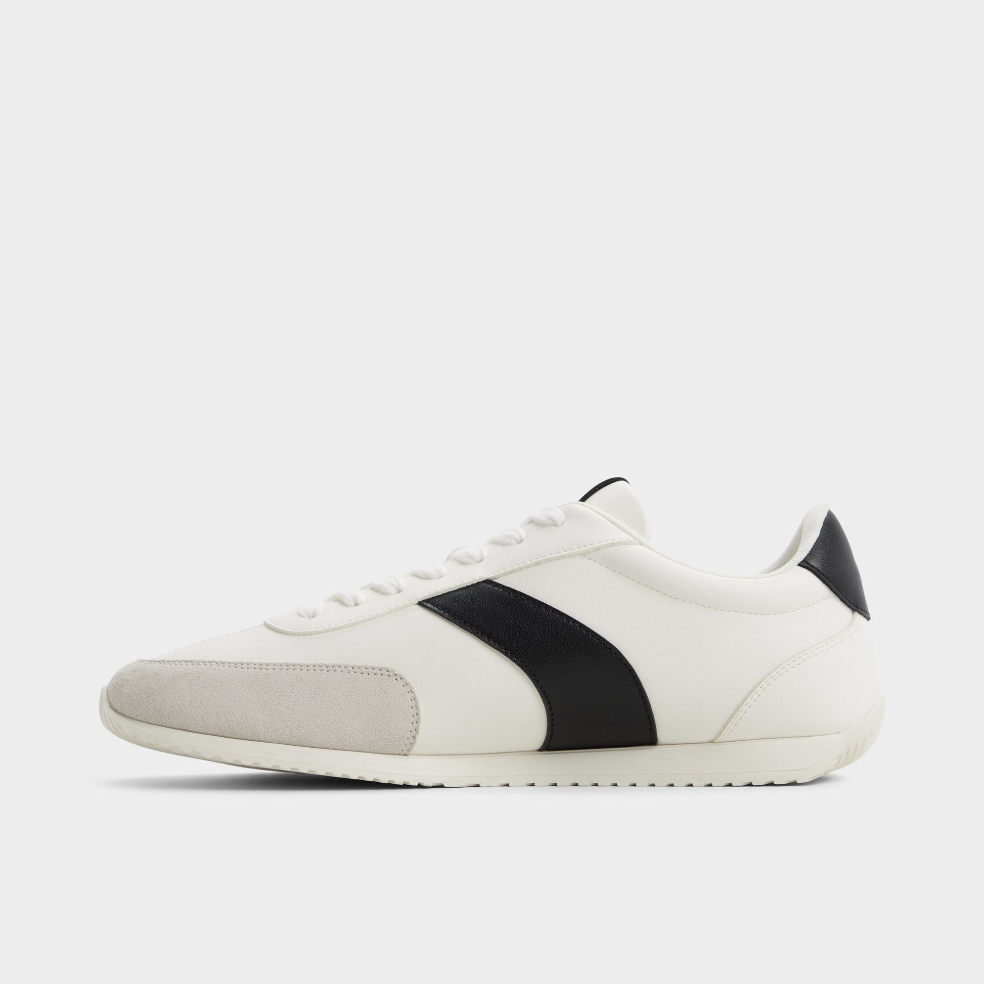 Side view of White Nathaniell Low top sneaker