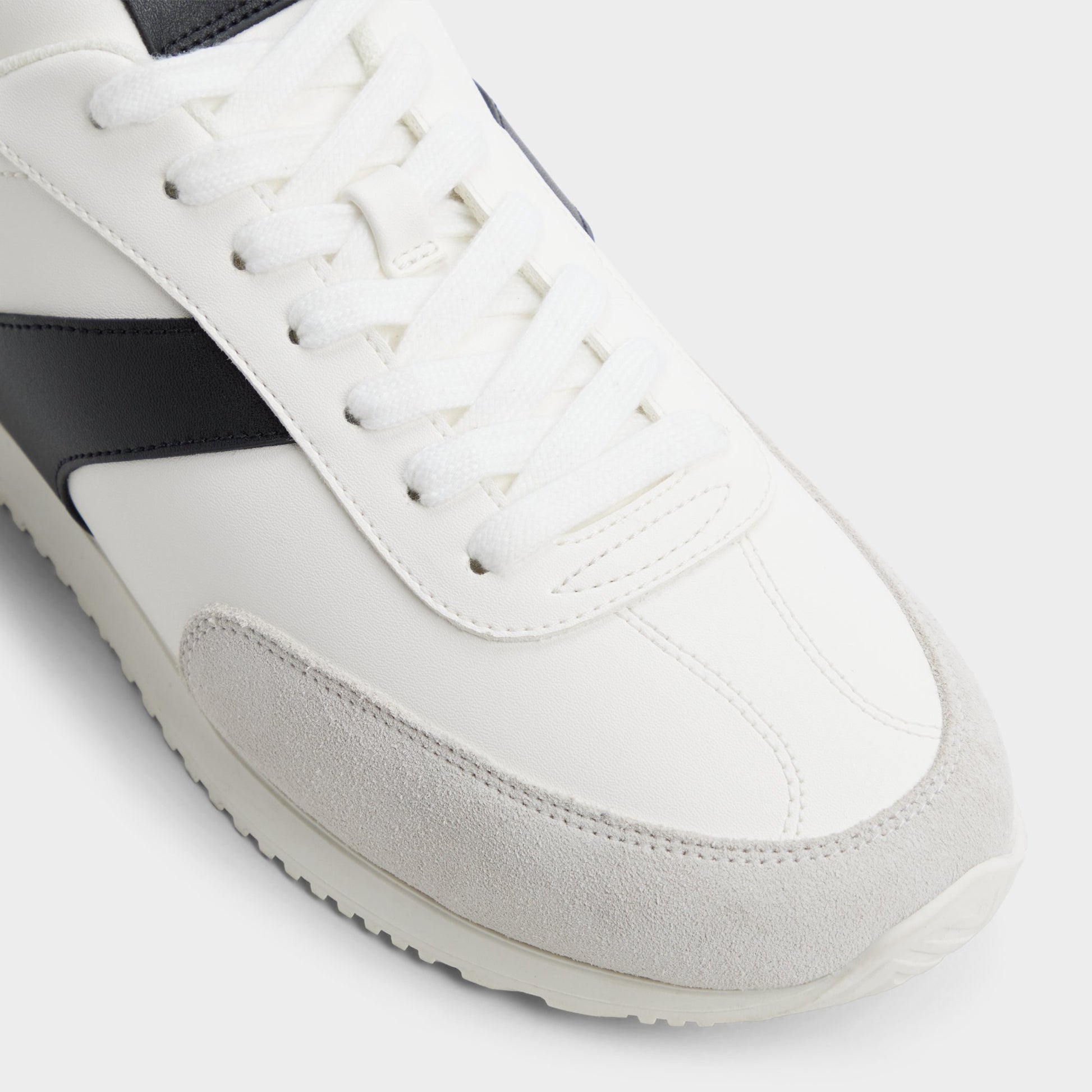 Close-up of the White Nathaniell Low top sneaker