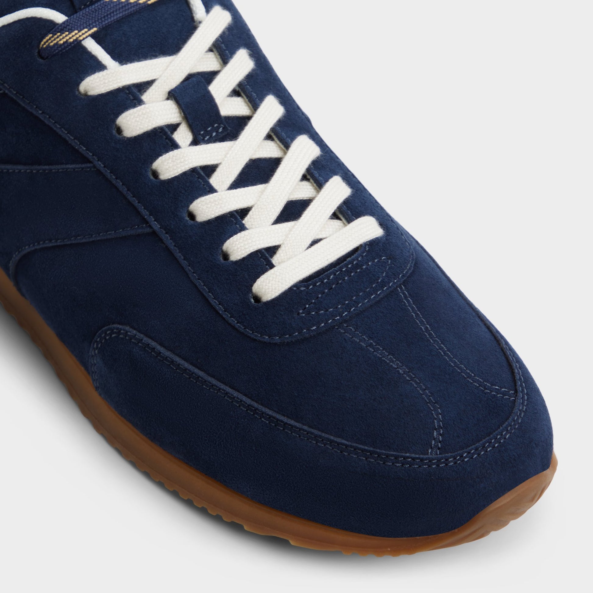 Close-up of the Navy Nathaniell Low top sneaker
