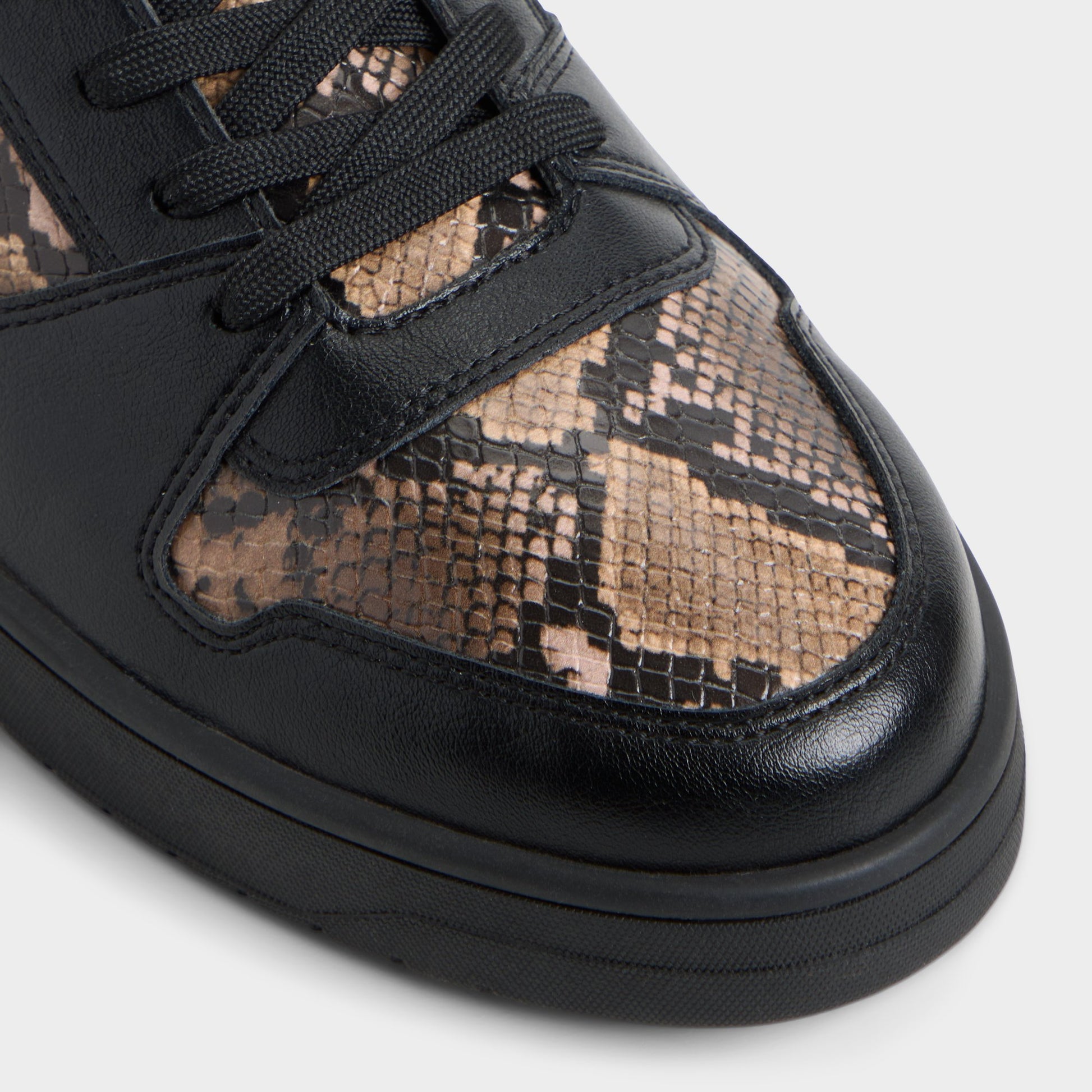 Close-up of the Black combo Zethan Low top sneaker
