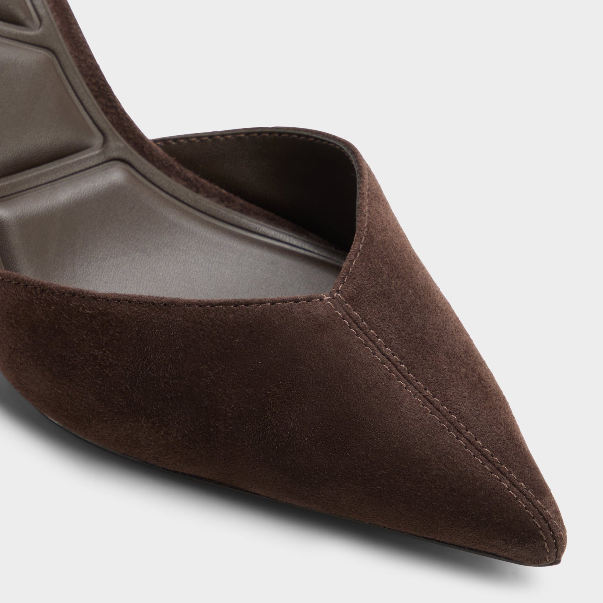 Gros plan de la Marron Foncé Re-olivia Talon haut à bride arrière