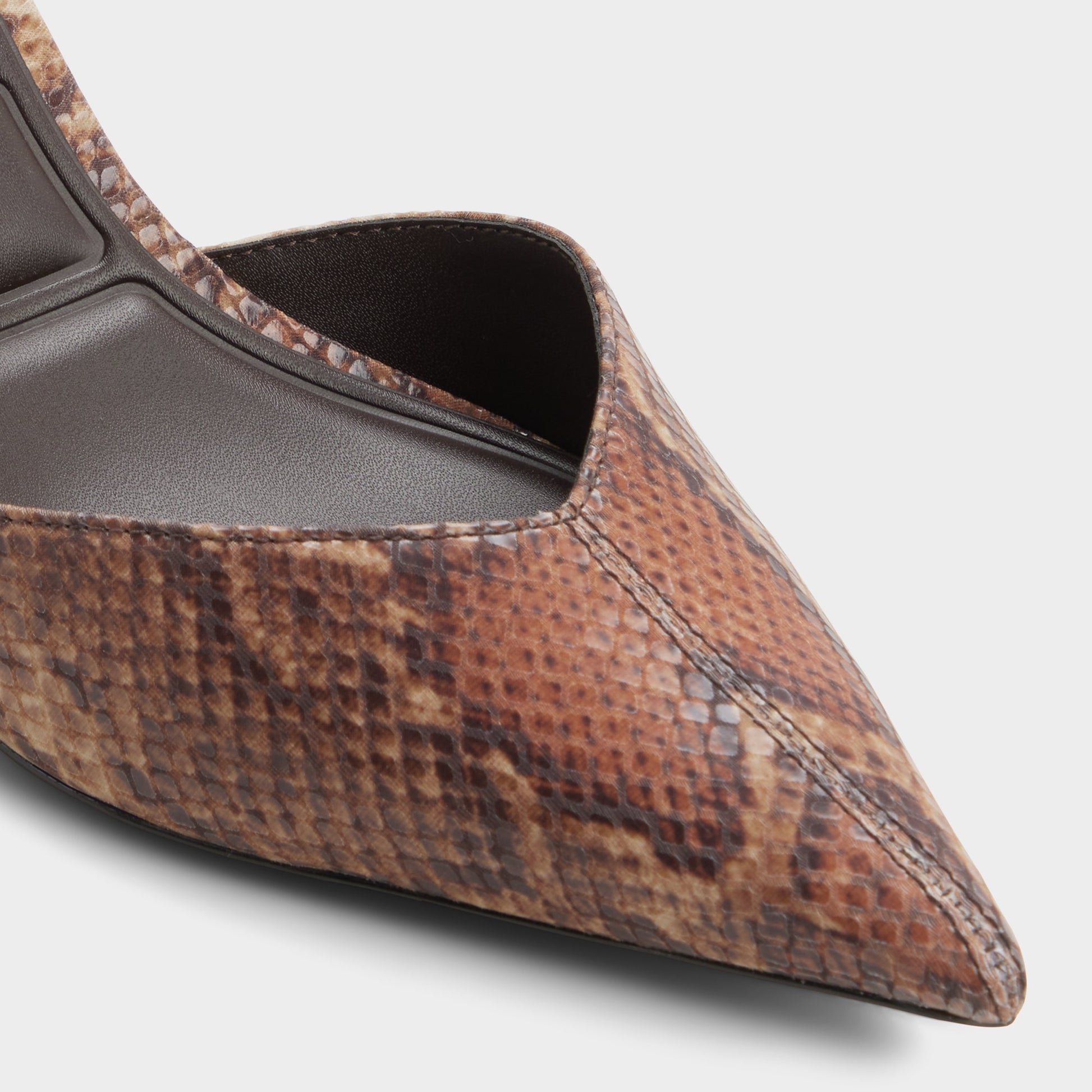 Gros plan de la Marron Multi Re-olivia Talon haut à bride arrière