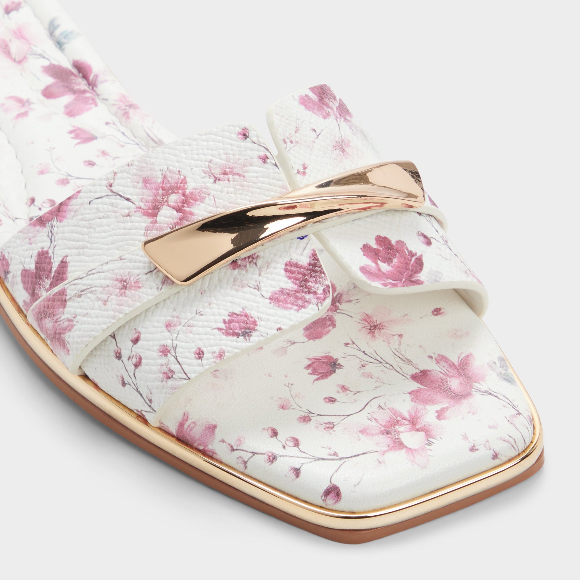Close-up of the White combo Darlina Slide sandal