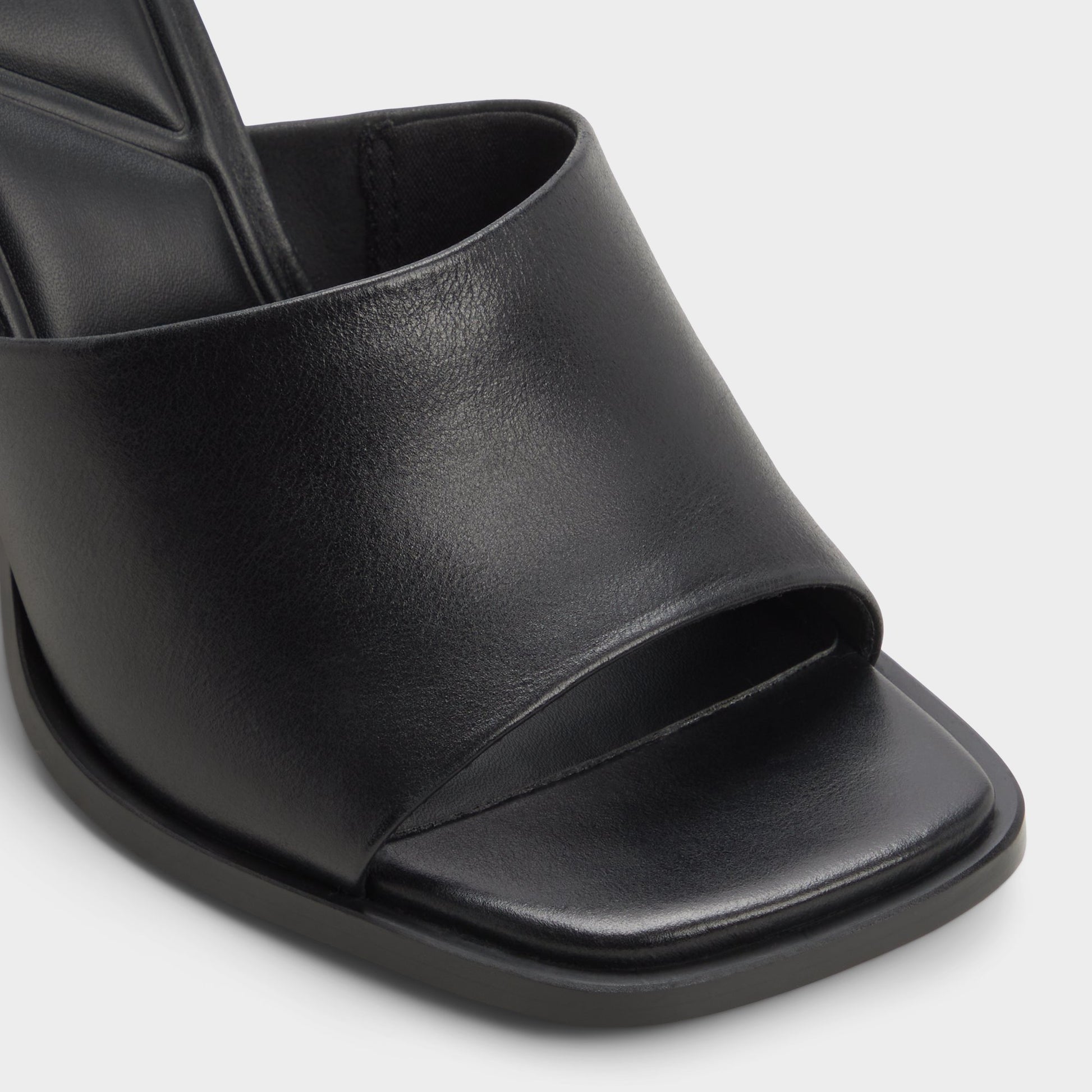 Close-up of the Black Re-sophia Heeled mule