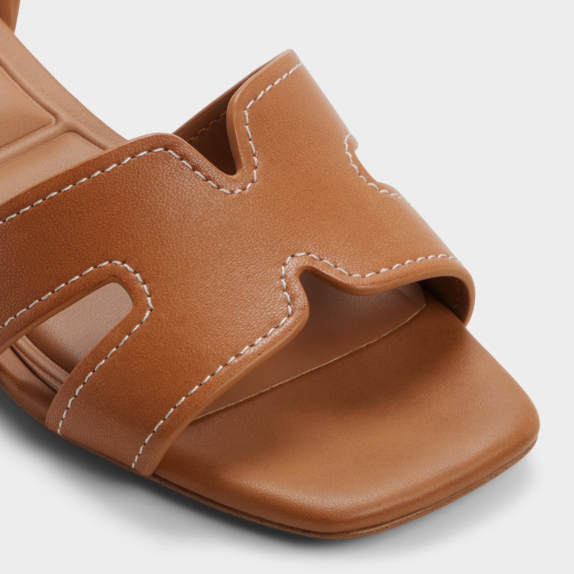 Gros plan de la Marron Moyen Javamannon Sandale à talon haut