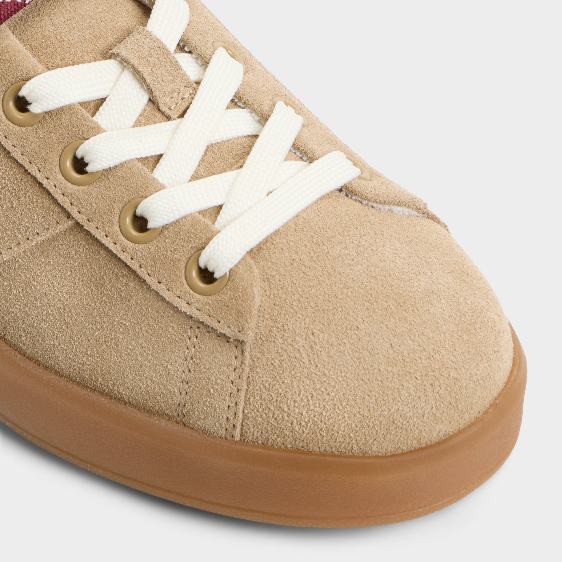 Gros plan de la Beige Adrei Sneaker