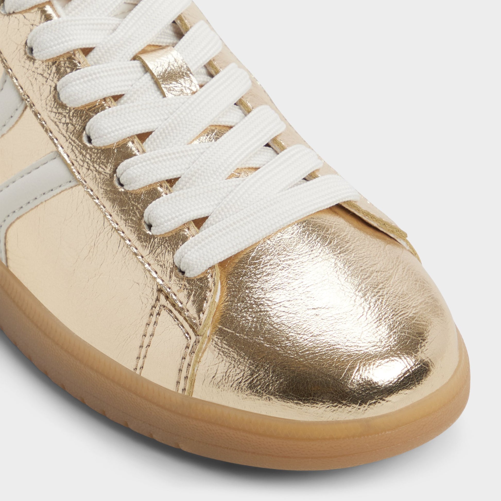 Close-up of the Gold Chicsneaker2