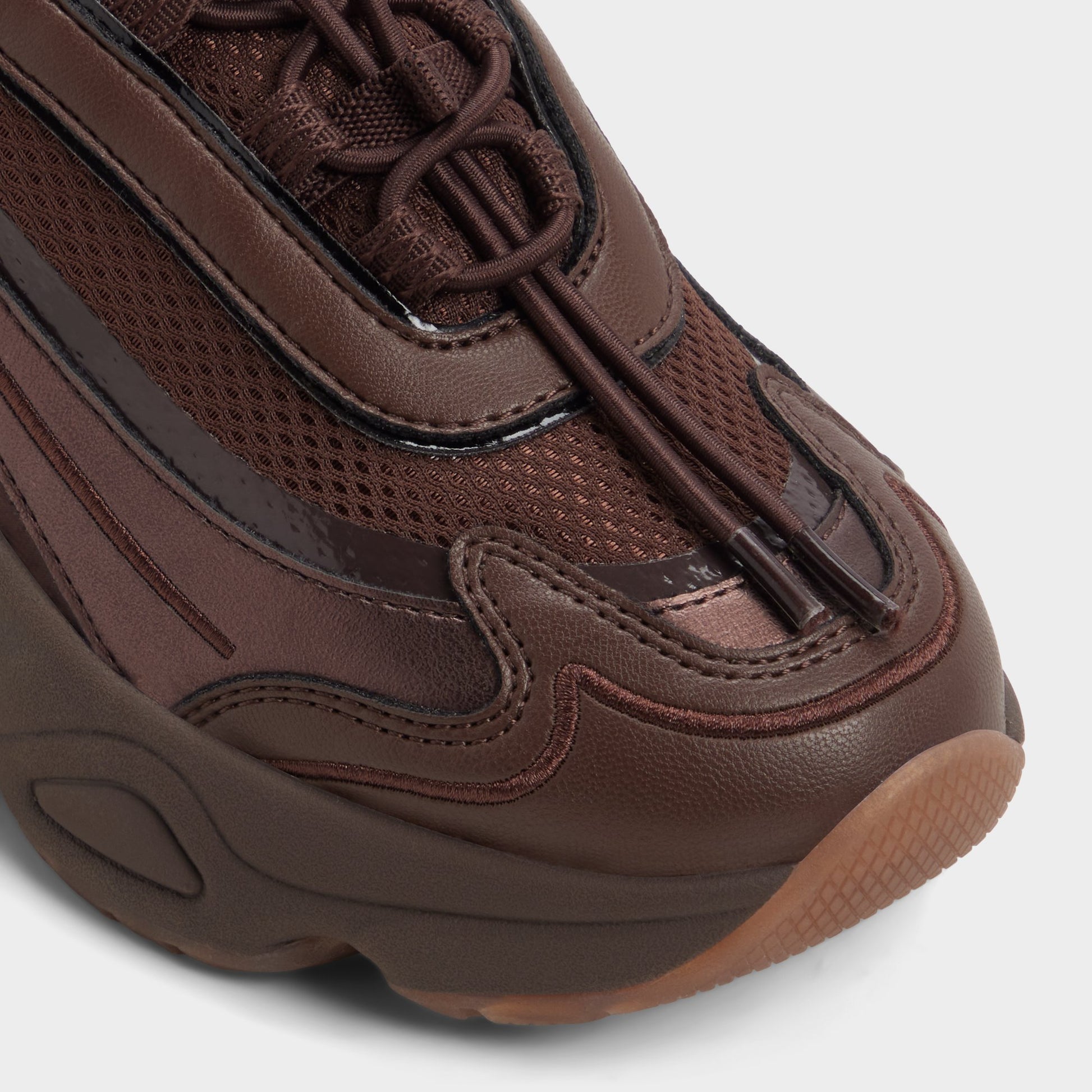Close-up of the Dark brown Kitri Sneaker