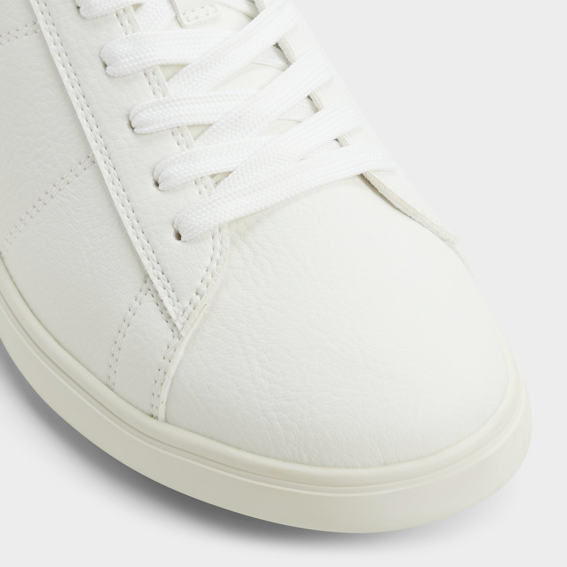 Close-up of the White Ovie Low top sneaker