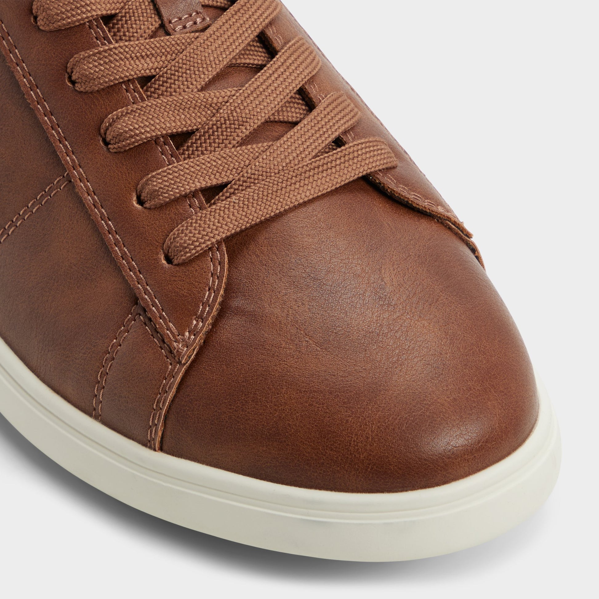 Close-up of the Cognac Ovie Low top sneaker