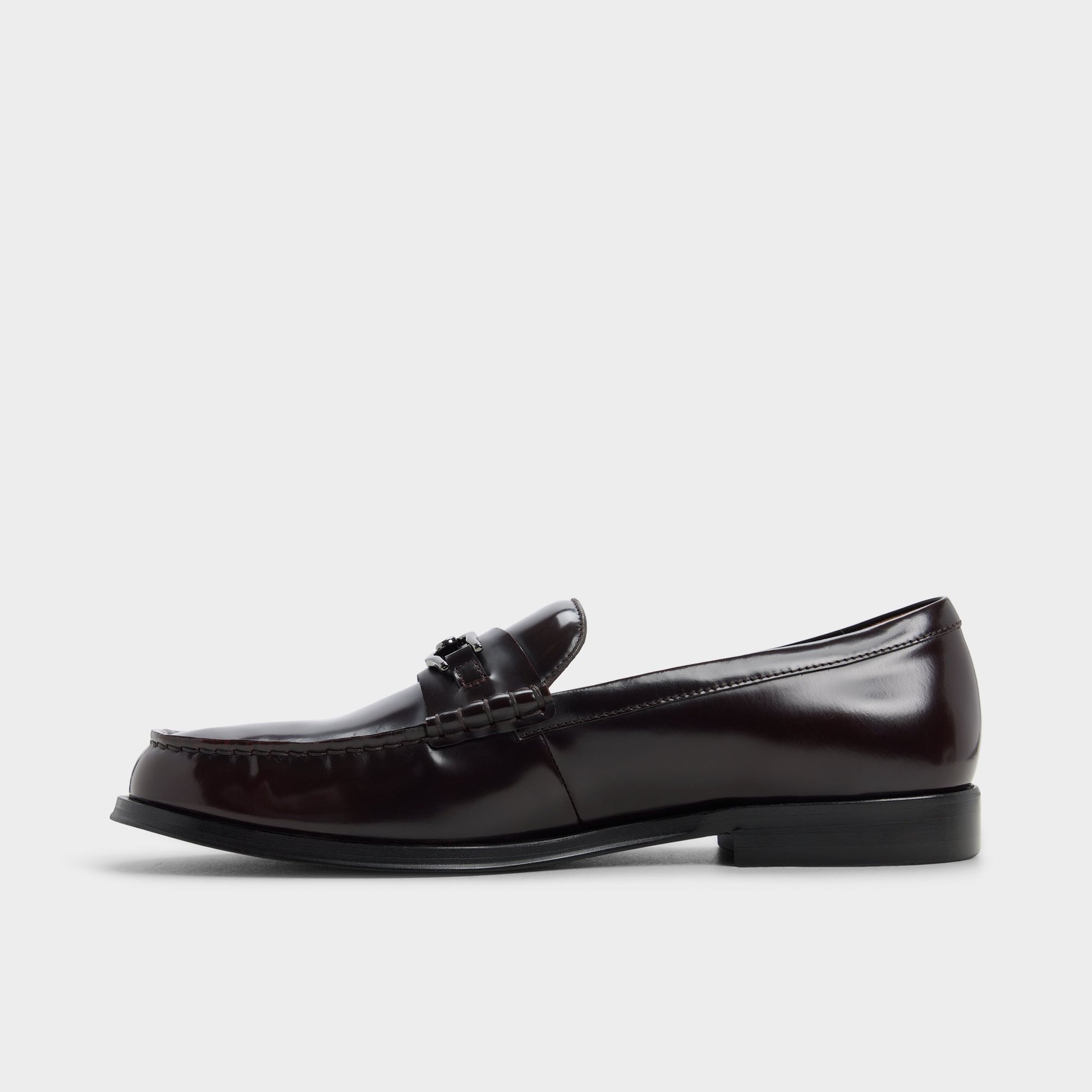 Side view of Bordo Edouard Loafer