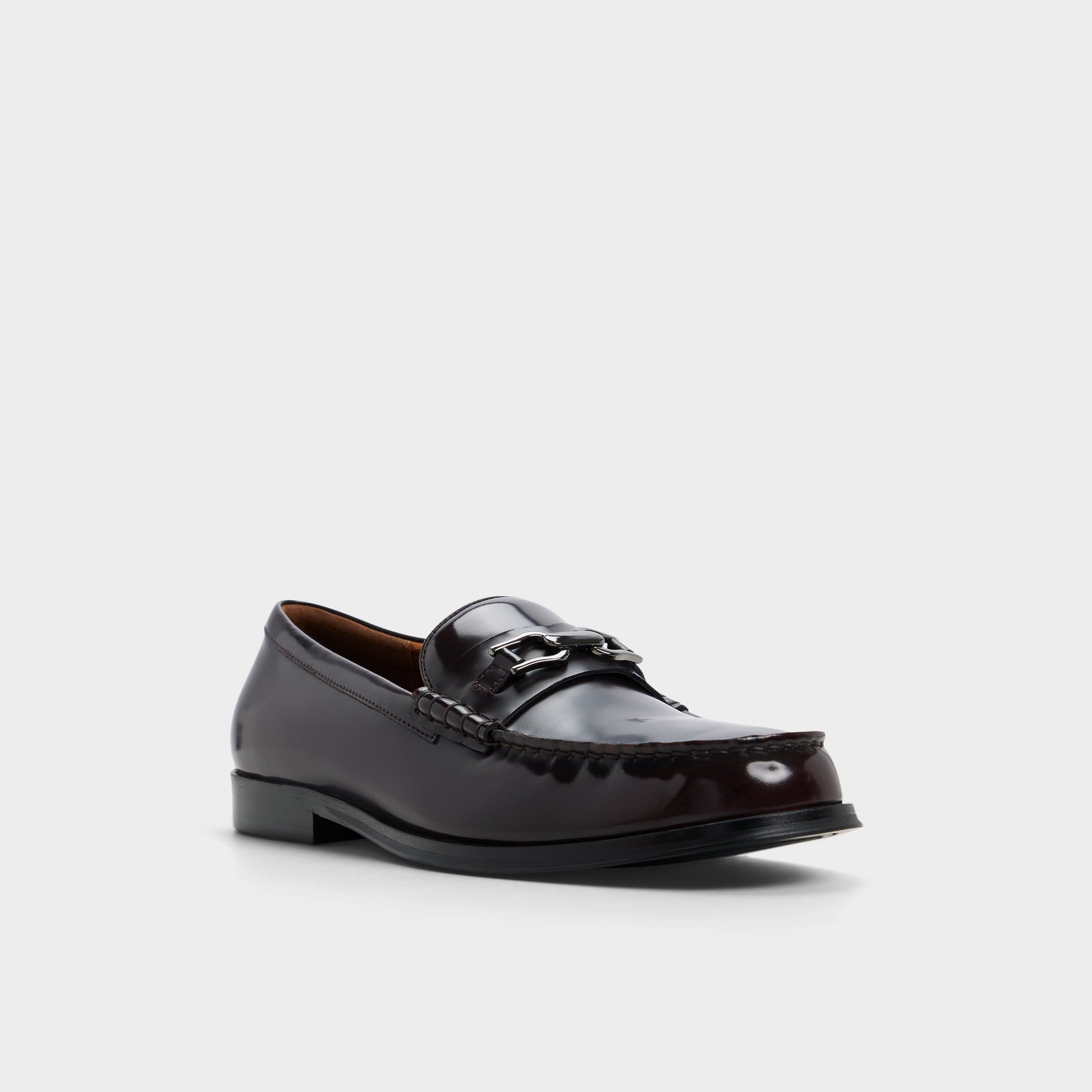 Three-quarter angle of Bordo Edouard Loafer's front side