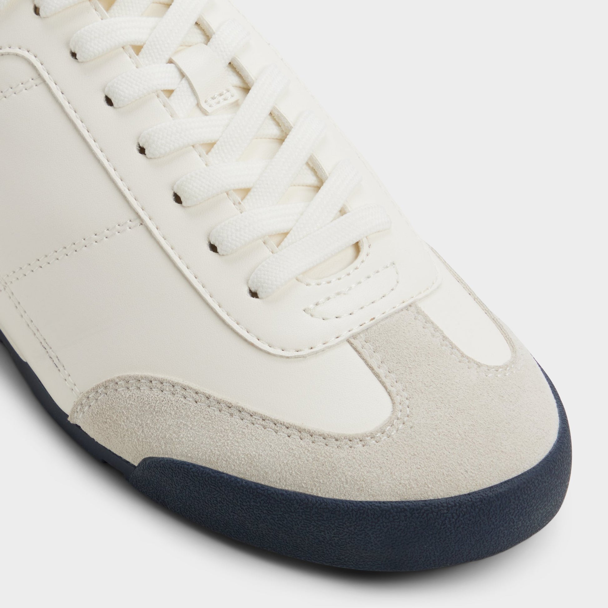 Close-up of the Bone Kickoff Low top sneaker