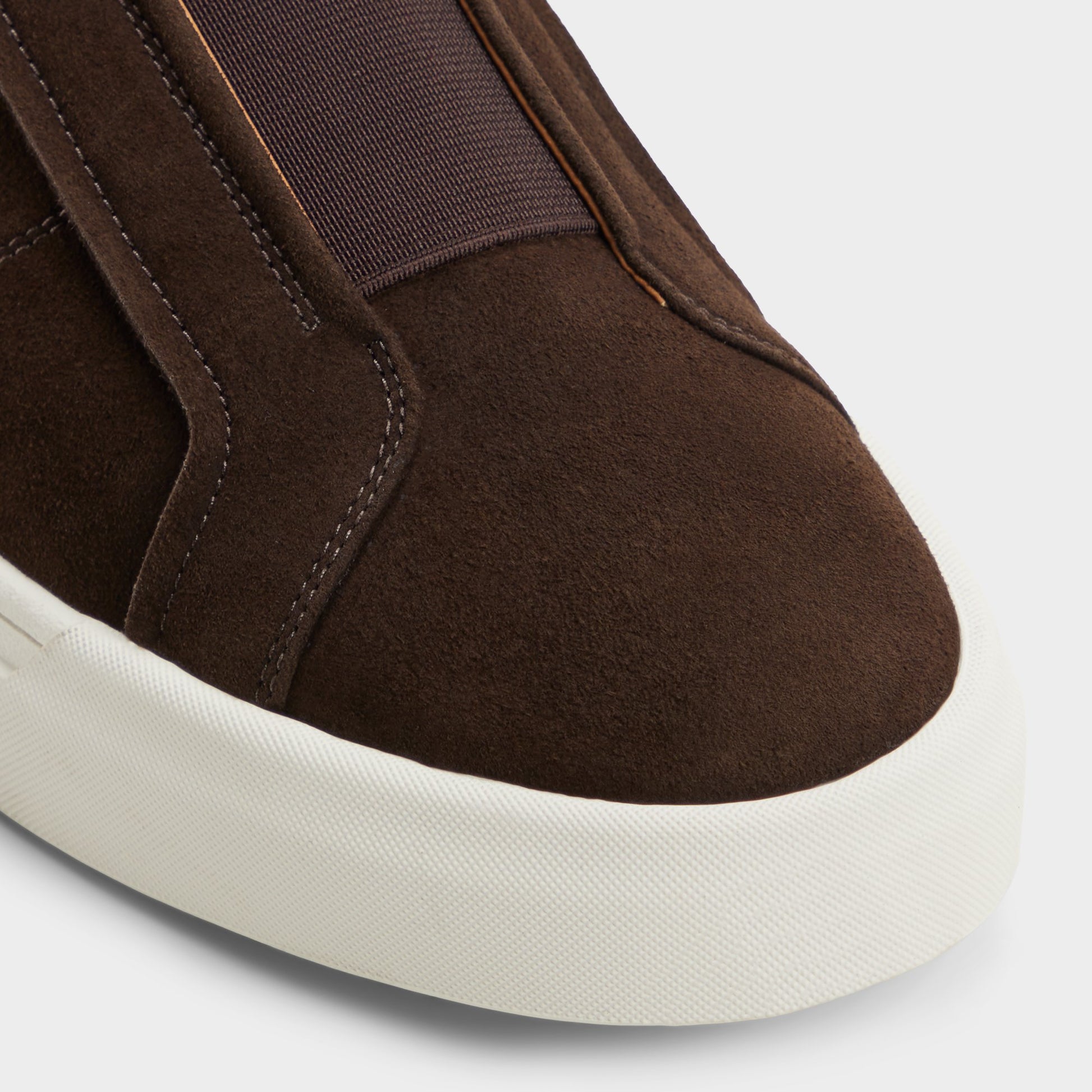 Close-up of the Dark brown Auren Slip-on sneaker