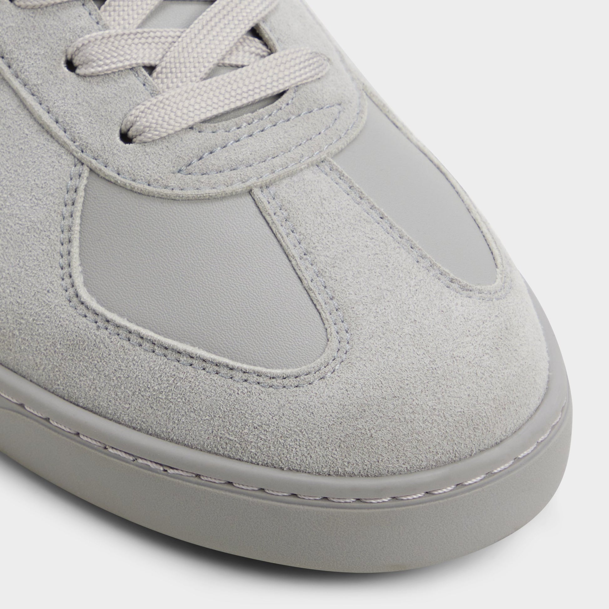 Close-up of the Grey Nikolas Low top sneaker