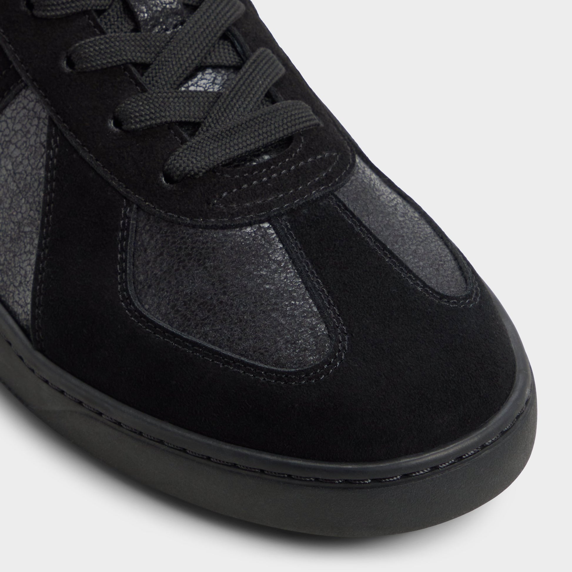 Gros plan de la Noir Nikolas Sneaker bas