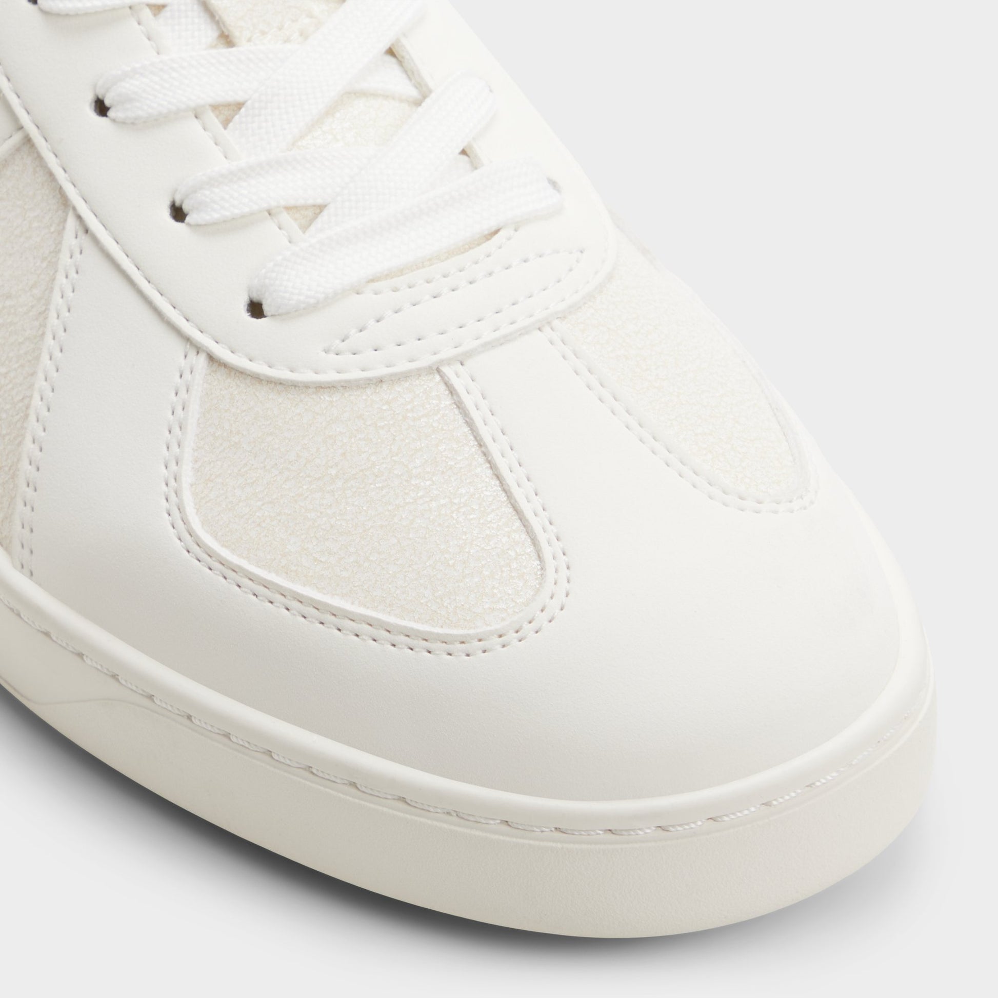 Close-up of the White Nikolas Low top sneaker