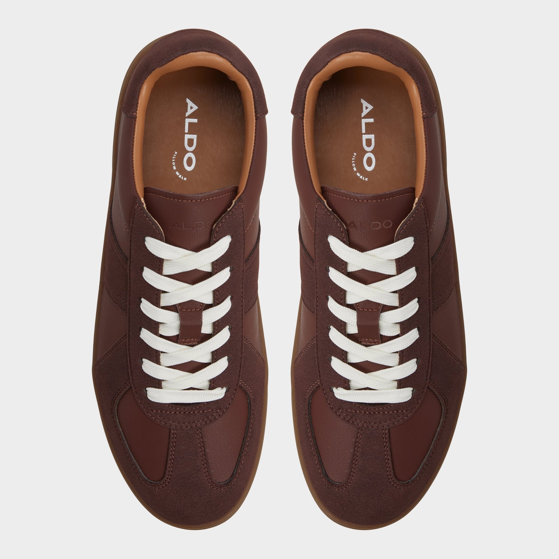 Vue de dessus de la Rouge Moyen Fender Sneaker bas