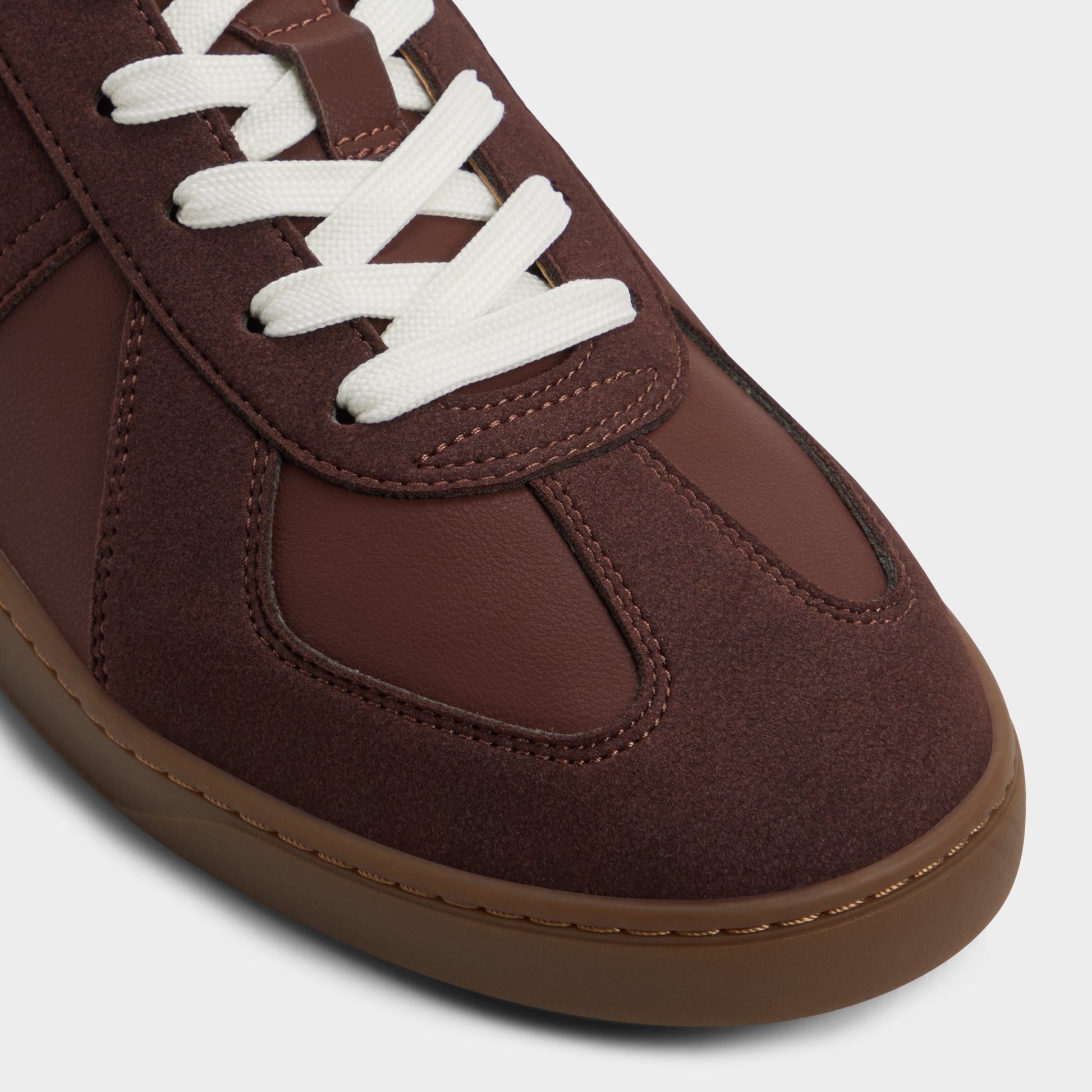 Close-up of the Medium red Fender Low top sneaker