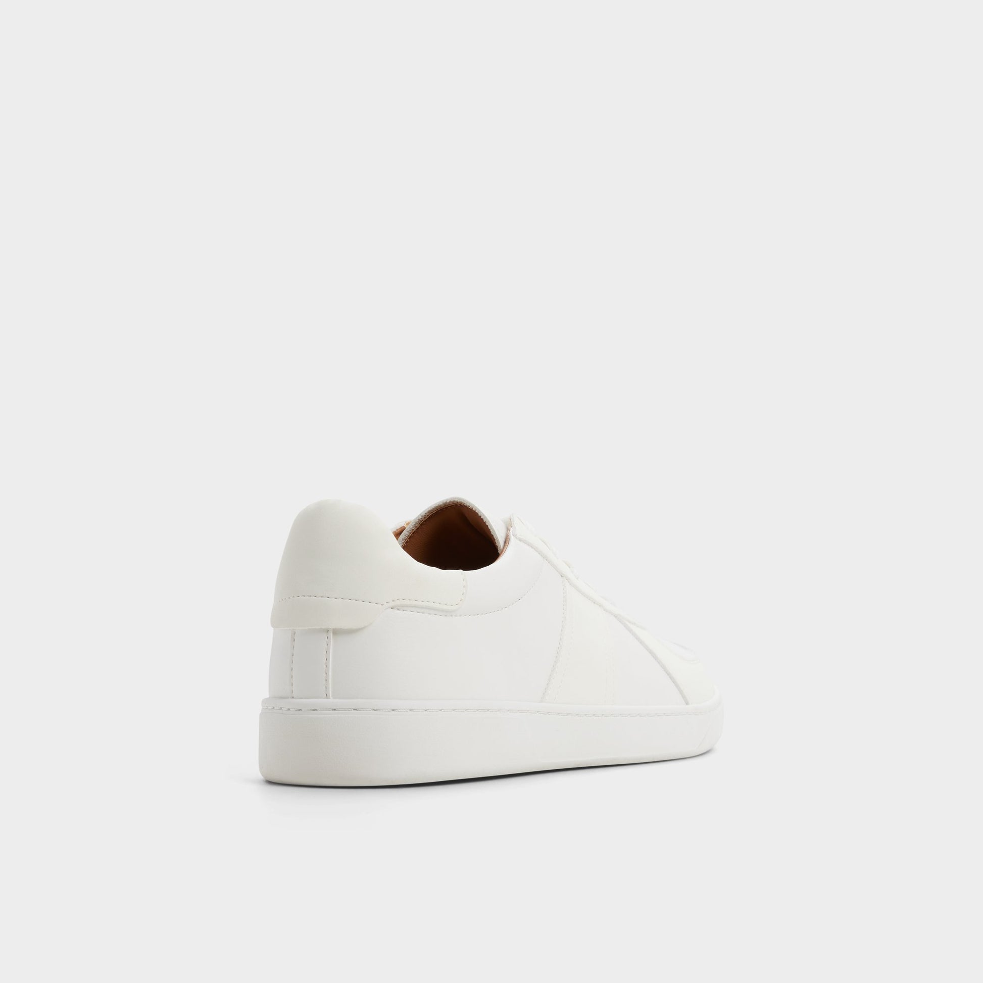 Angle de trois quarts de l'arrière de Débordement Blanc Fender Sneaker bas