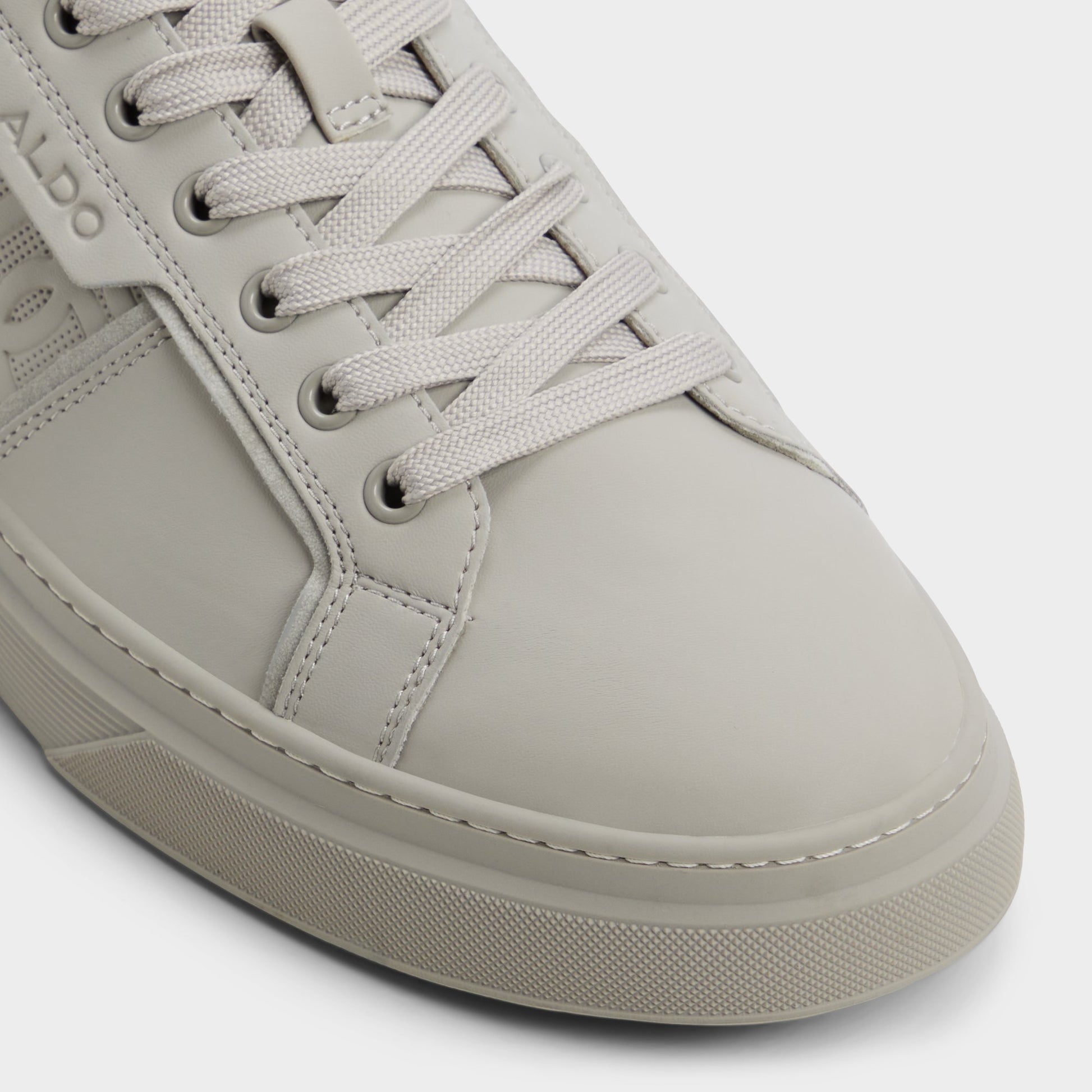 Close-up of the Light grey Ccourtline Low top sneaker