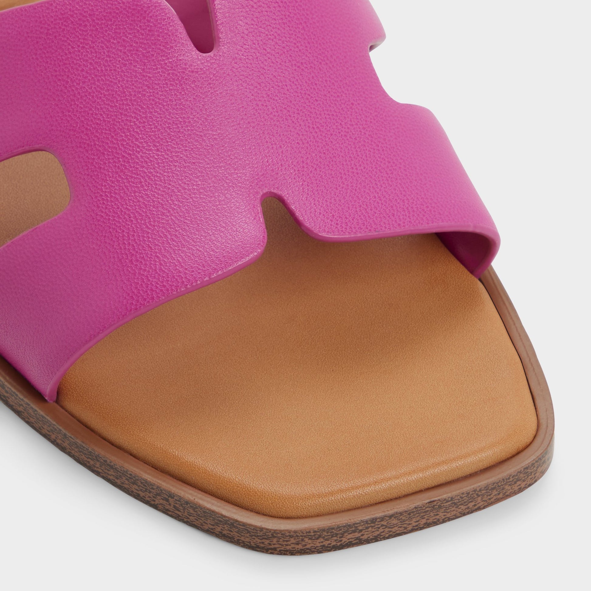 Close-up of the Dark pink Itsandal Slide sandal