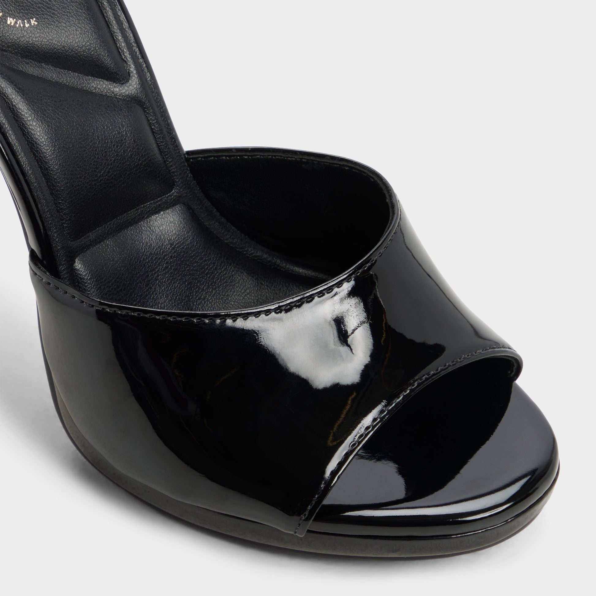 Close-up of the Black Rivieraa Heeled mule