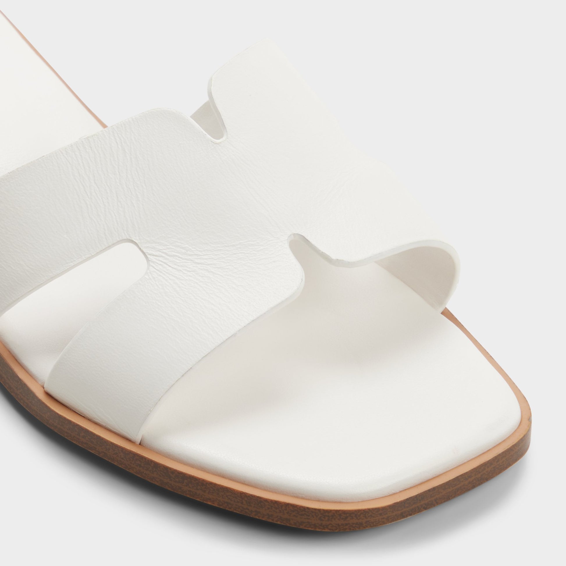 Close-up of the White Itsandalb Slide sandal