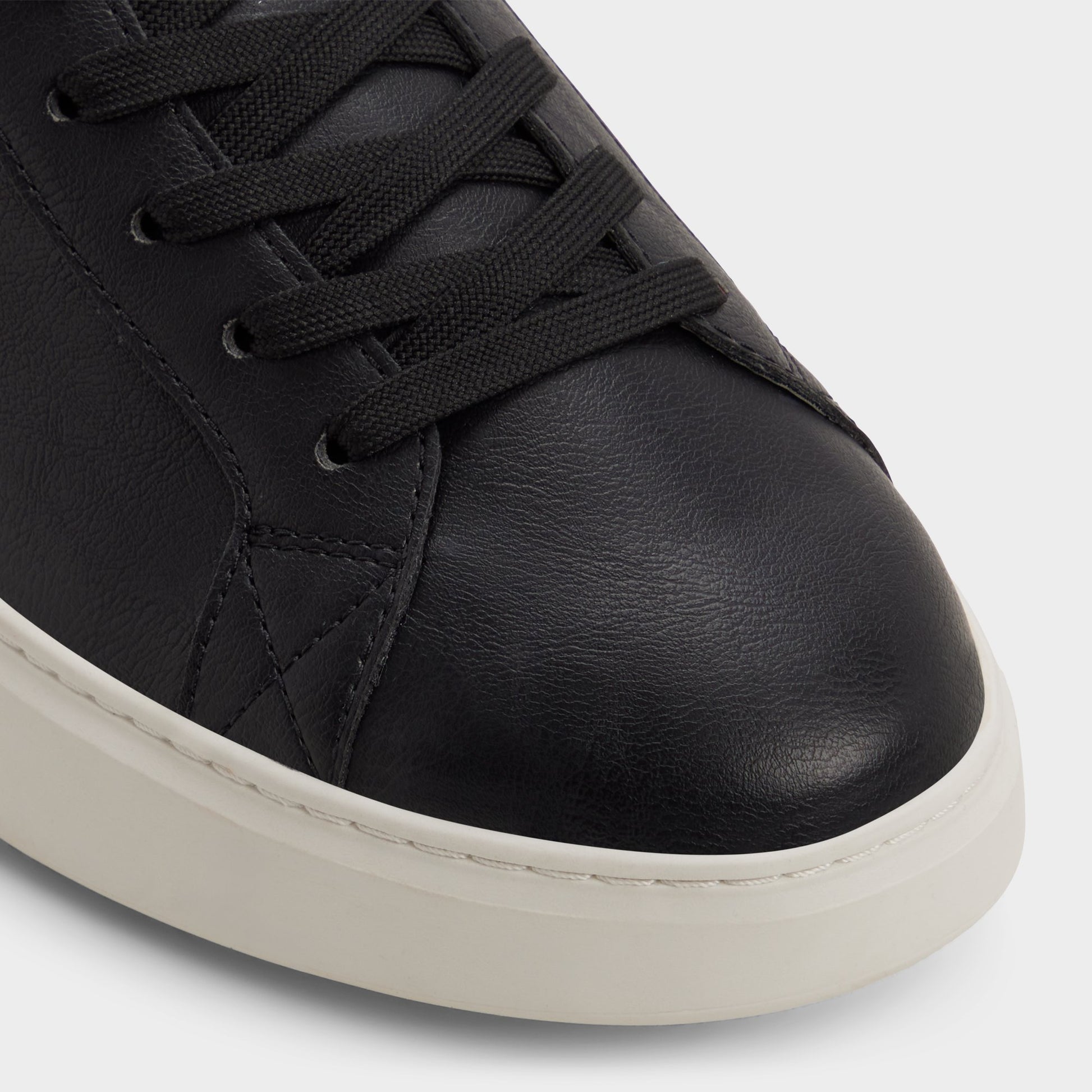 Close-up of the Black Rohan Low top sneaker