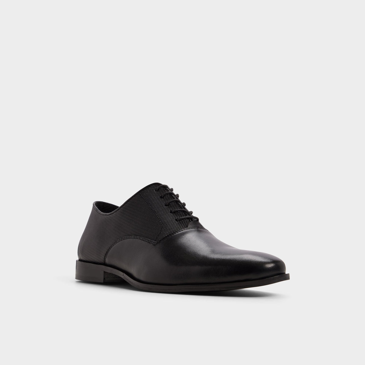 Three-quarter angle of Black Dennis 's front side