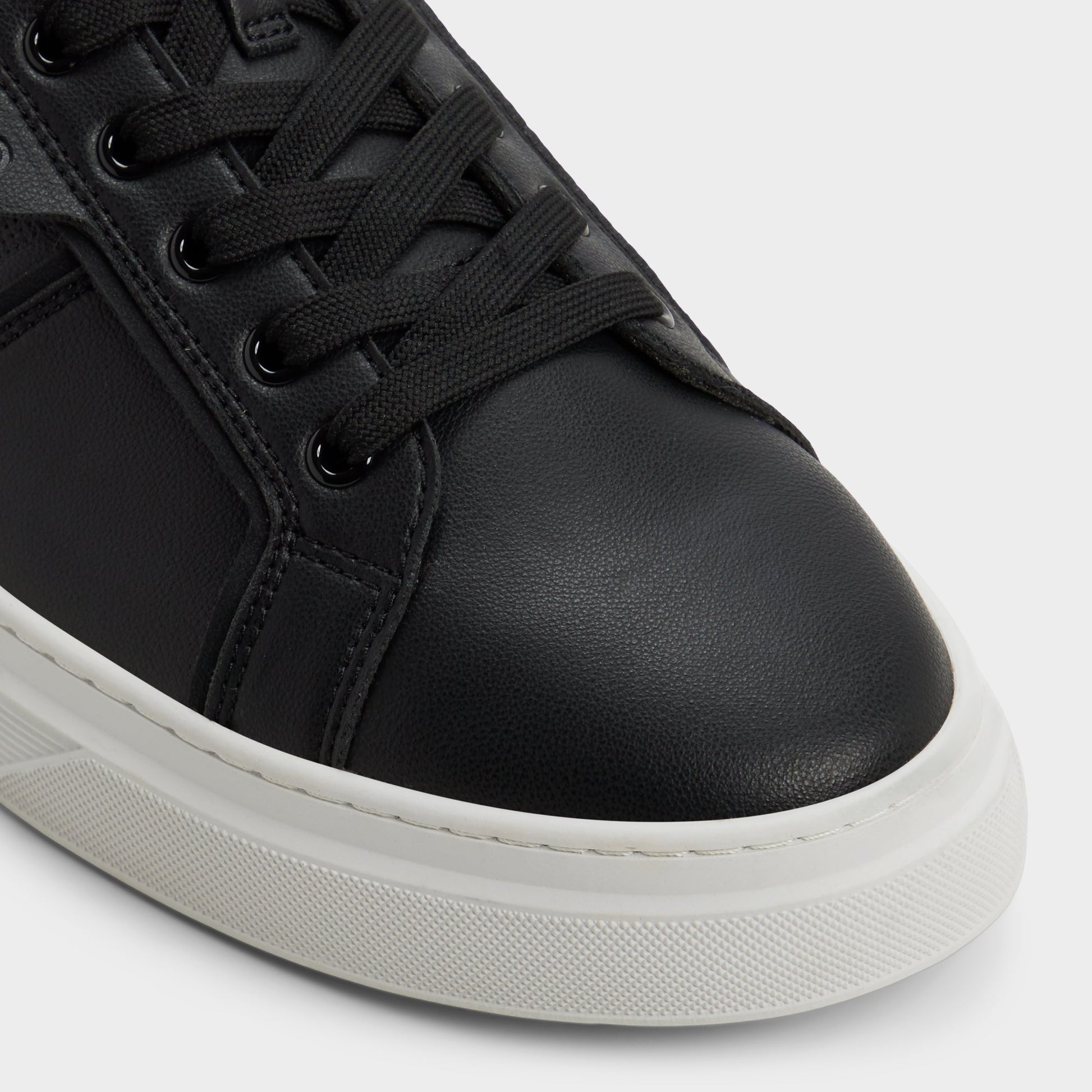 Close-up of the Black/black Courtline Low top sneaker