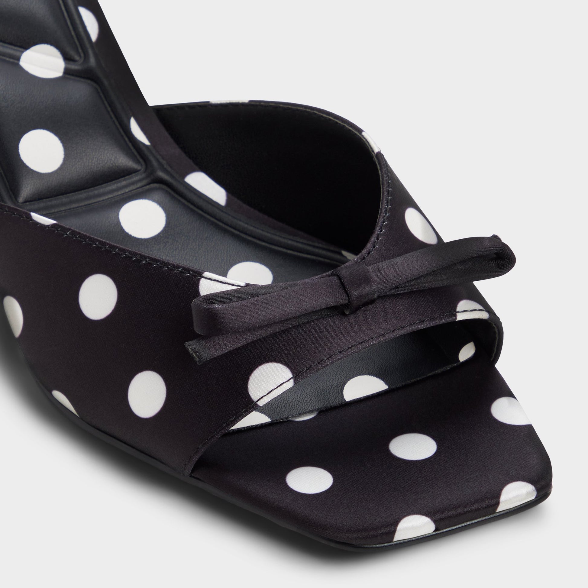 Close-up of the Black/white Belerose Heeled mule