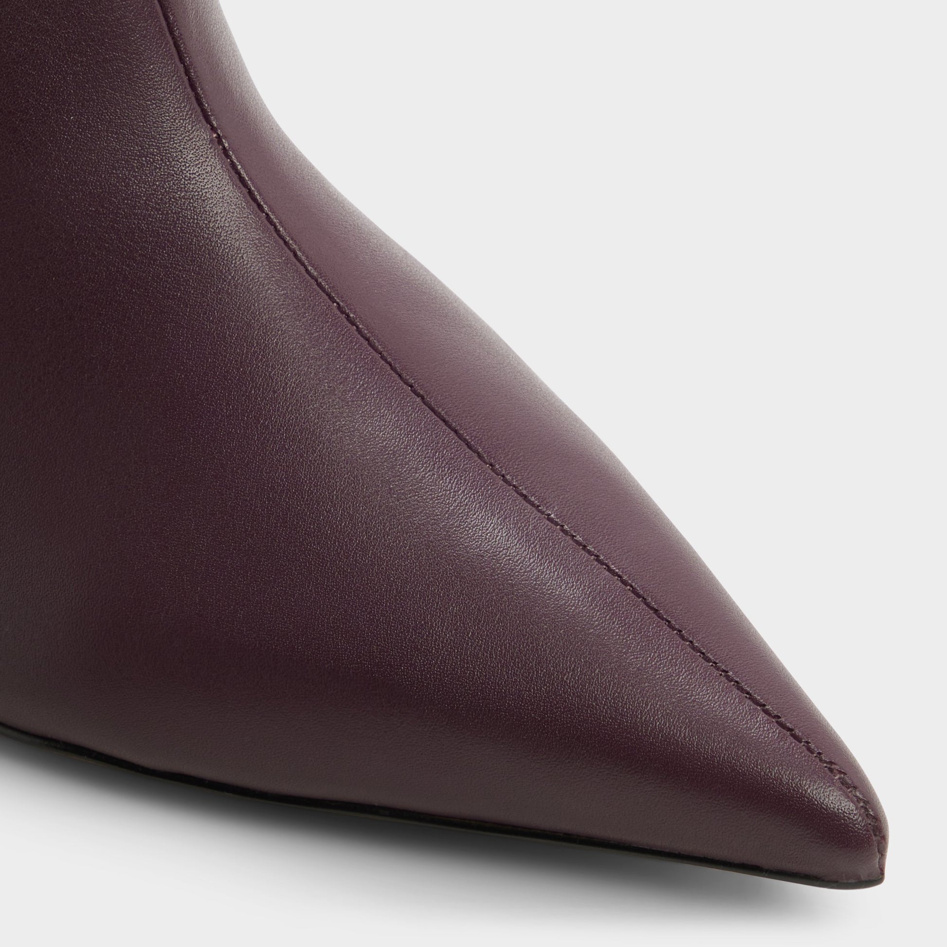 Close-up of the Bordo Gabelio Knee-high boot