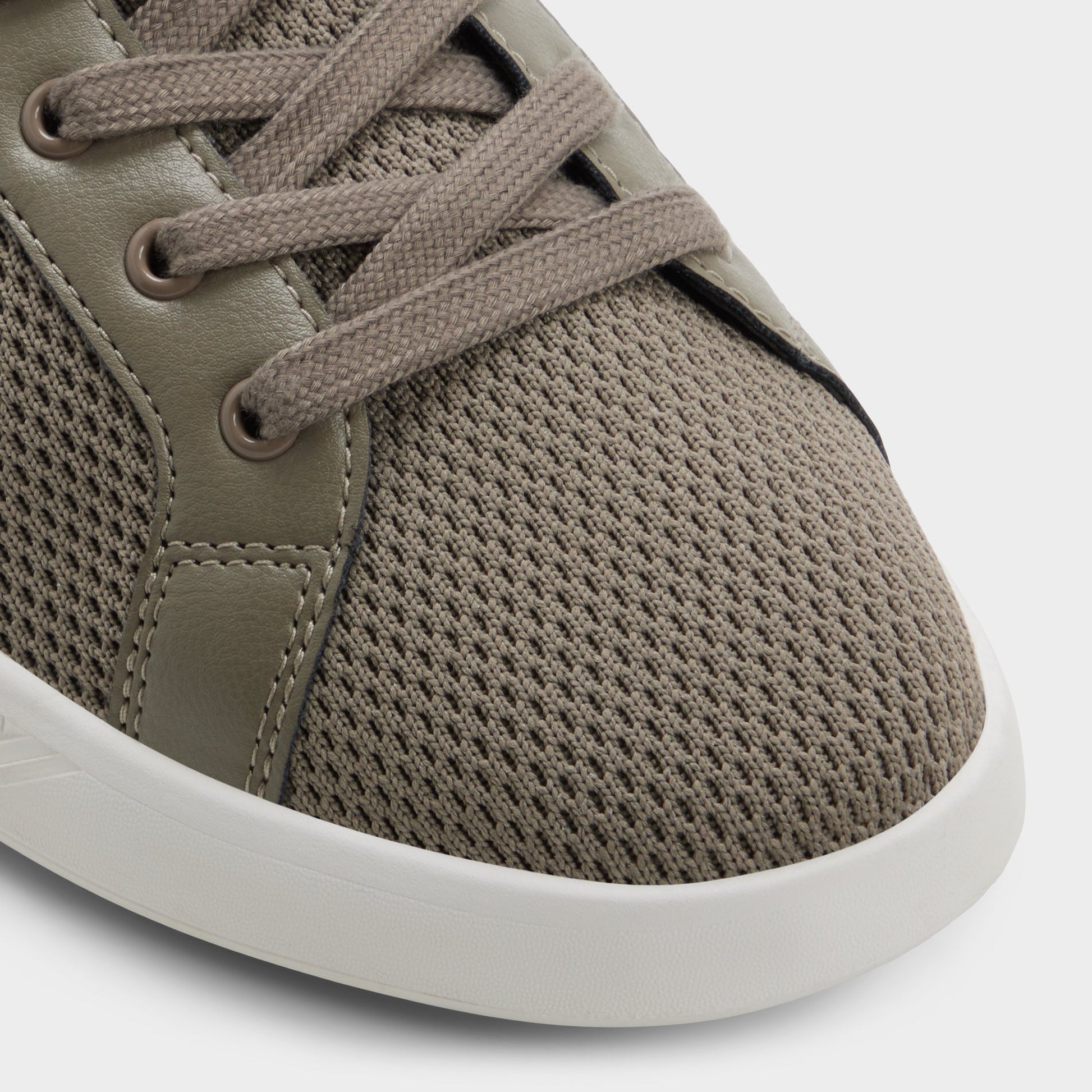 Close-up of the Dark brown Joshy Low top sneaker