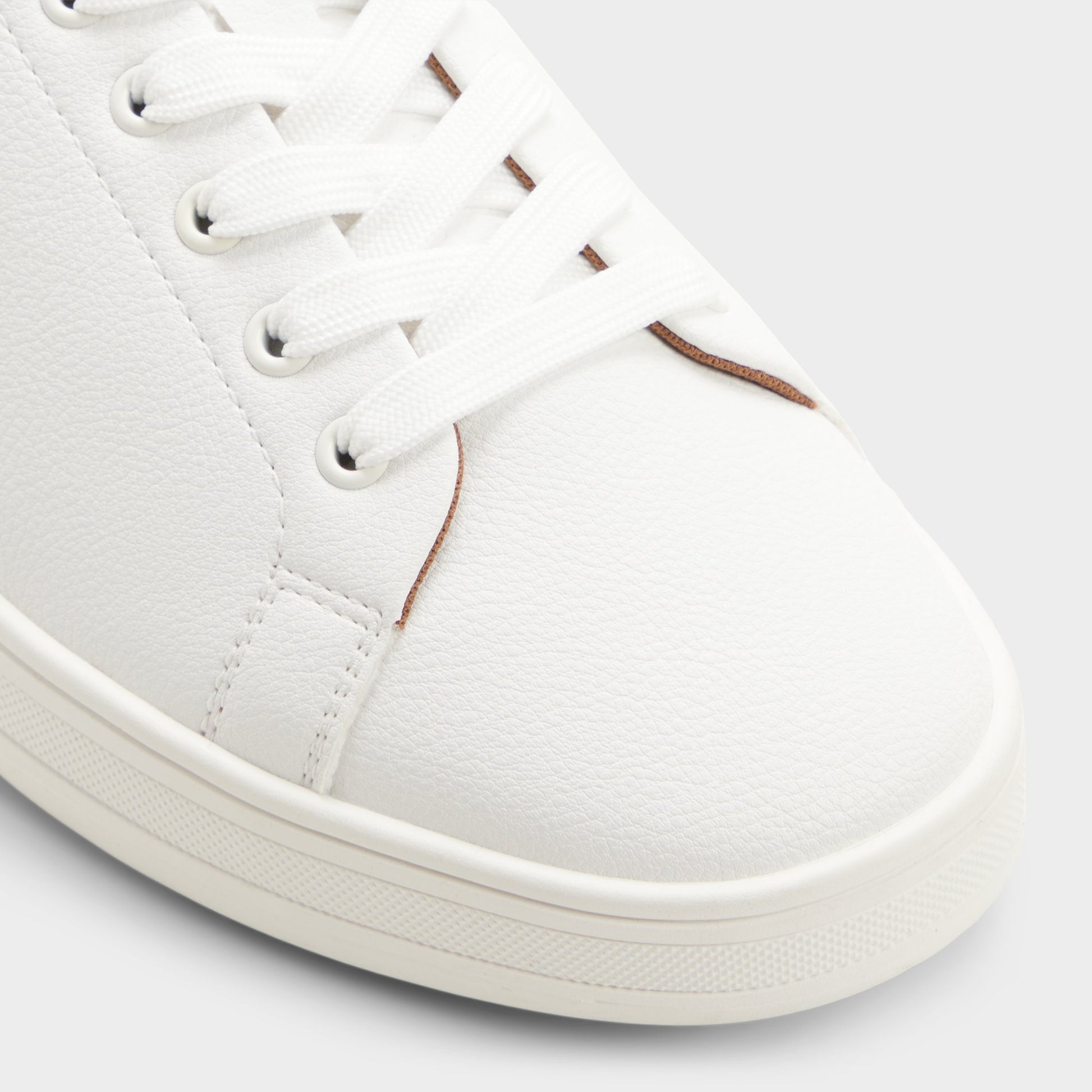 Close-up of the White Grit Low top sneaker
