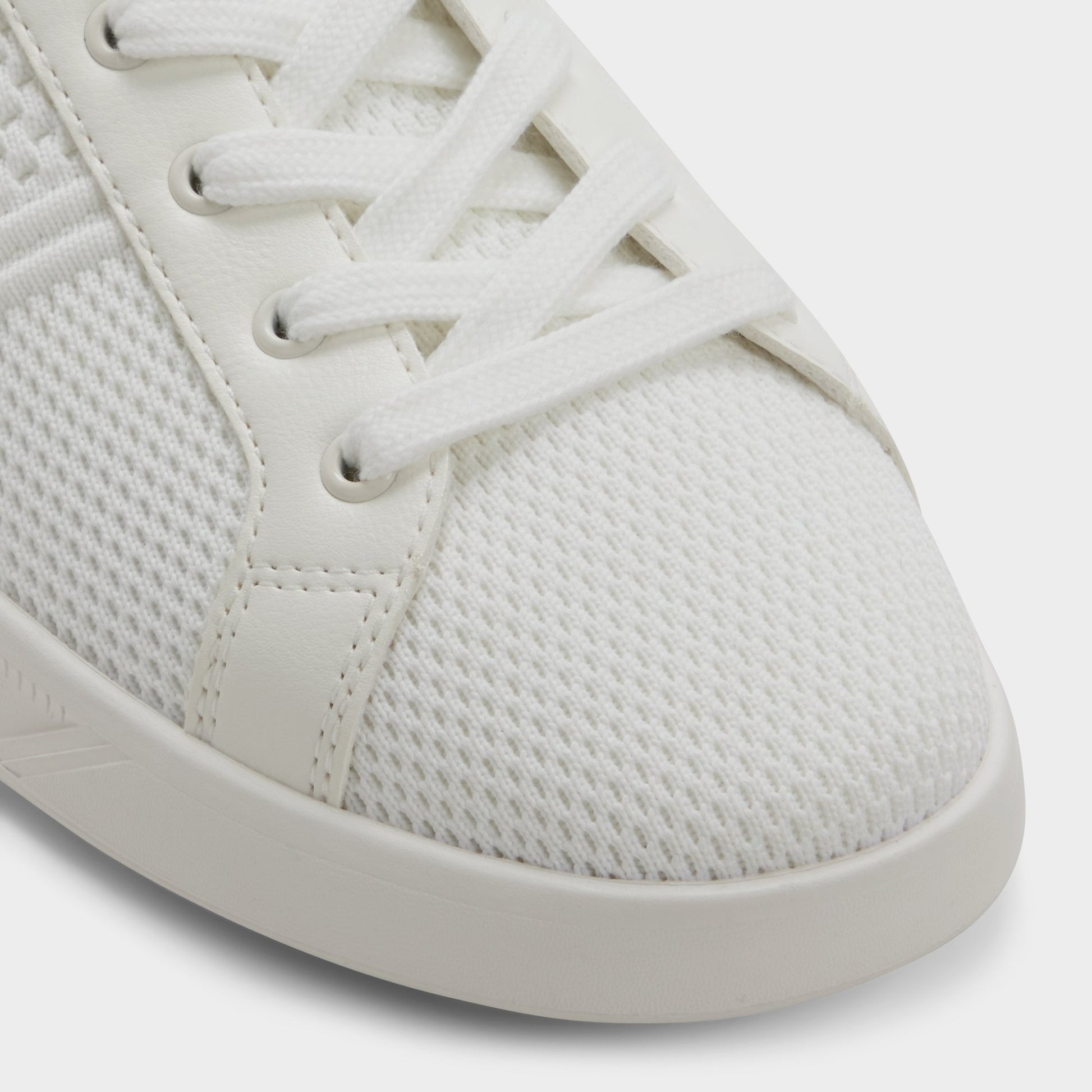 Close-up of the White Joshy Low top sneaker
