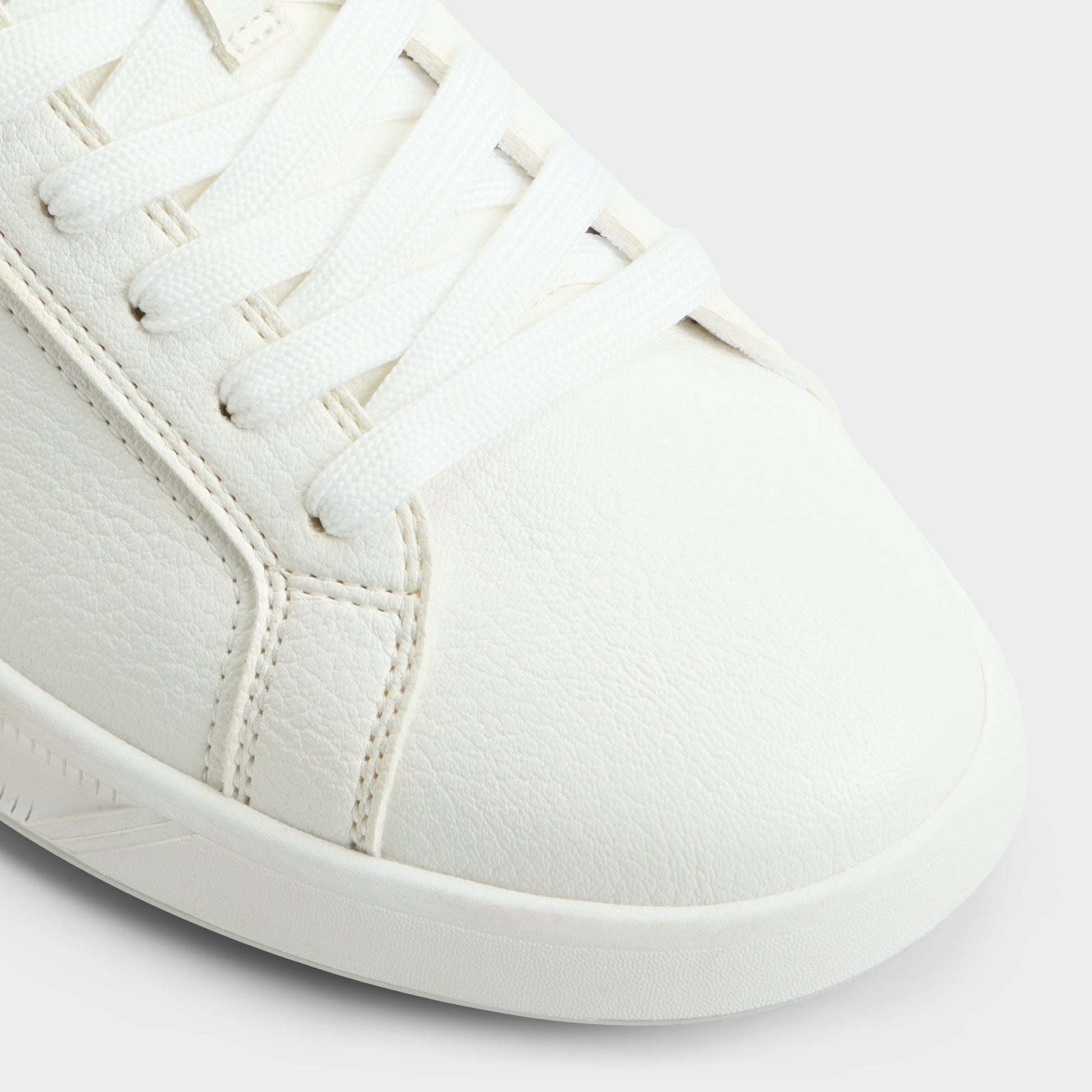 Close-up of the White Jeremie Low top sneaker