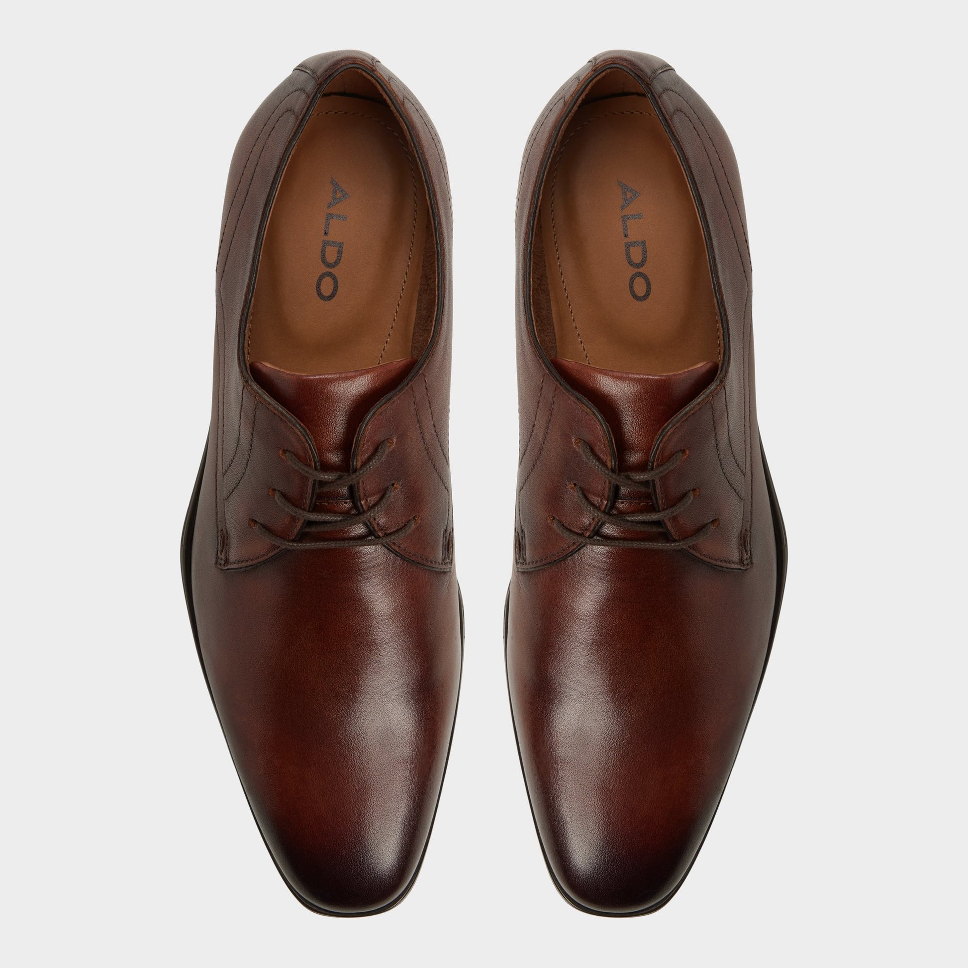 Top-down view of the Cognac Emelio Oxford shoe