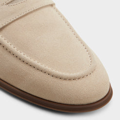 Close-up of the Medium beige Journey Loafer