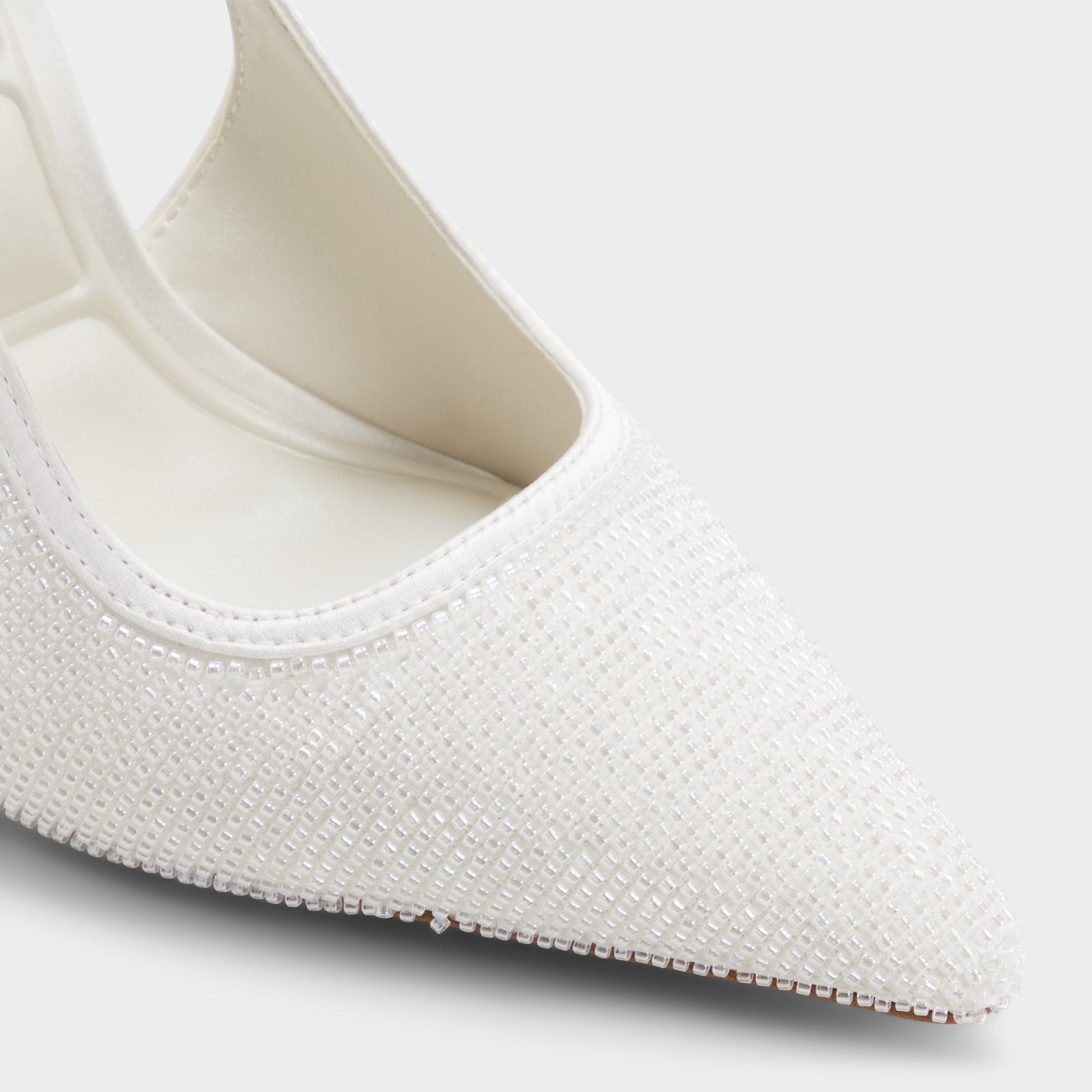 Gros plan de la Blanc/Oss Pearlescent Talon haut à bride arrière