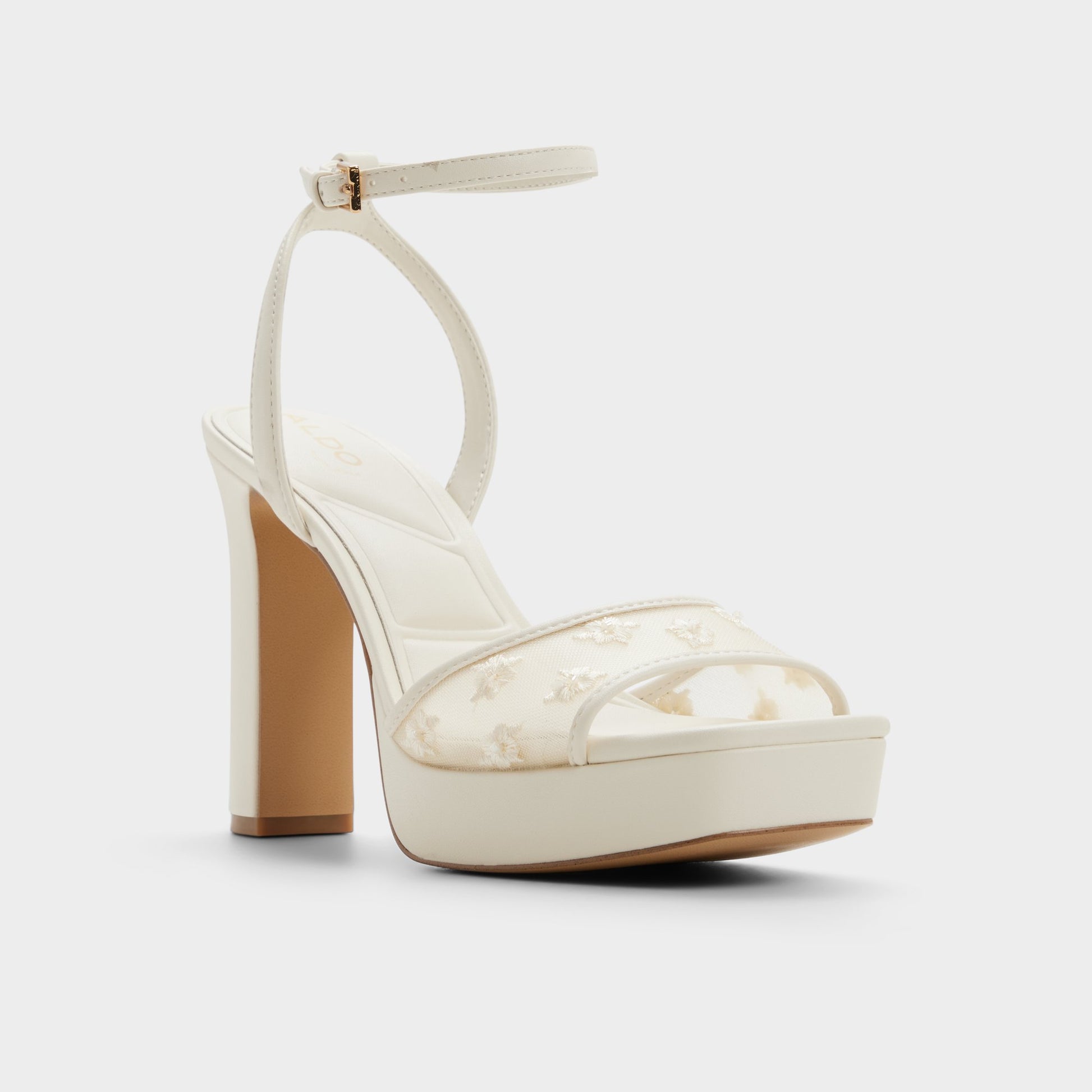 Angle de trois quarts de la face avant de Blanc Ouvert Chicglimmer Sandale à talon haut